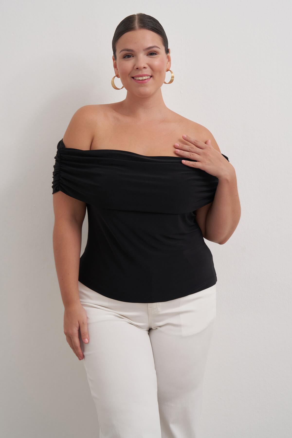 Açık Omuzlu Büzgülü Bluz