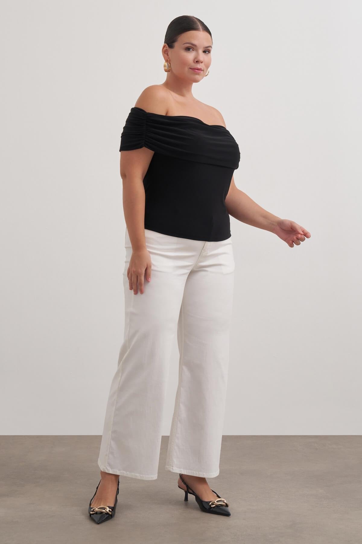 Açık Omuzlu Büzgülü Bluz
