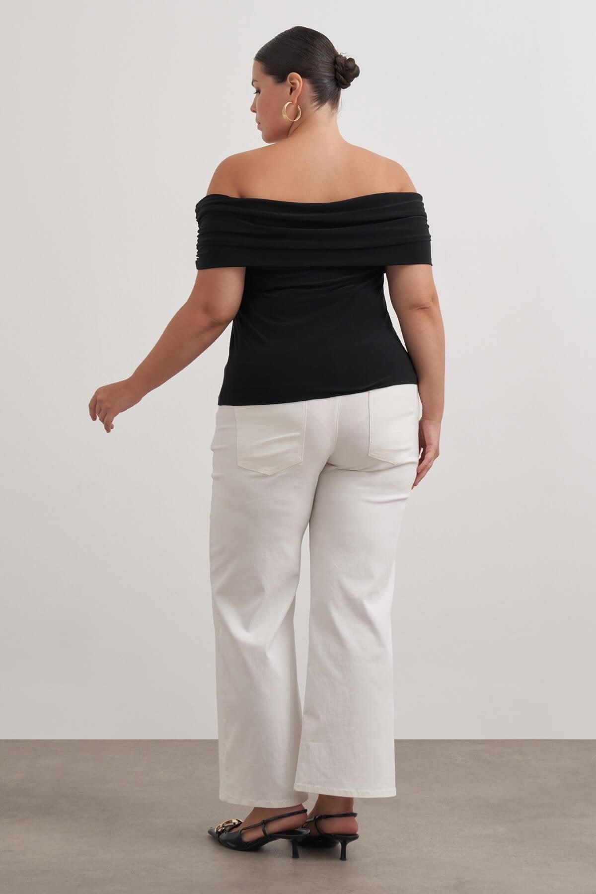 Açık Omuzlu Büzgülü Bluz