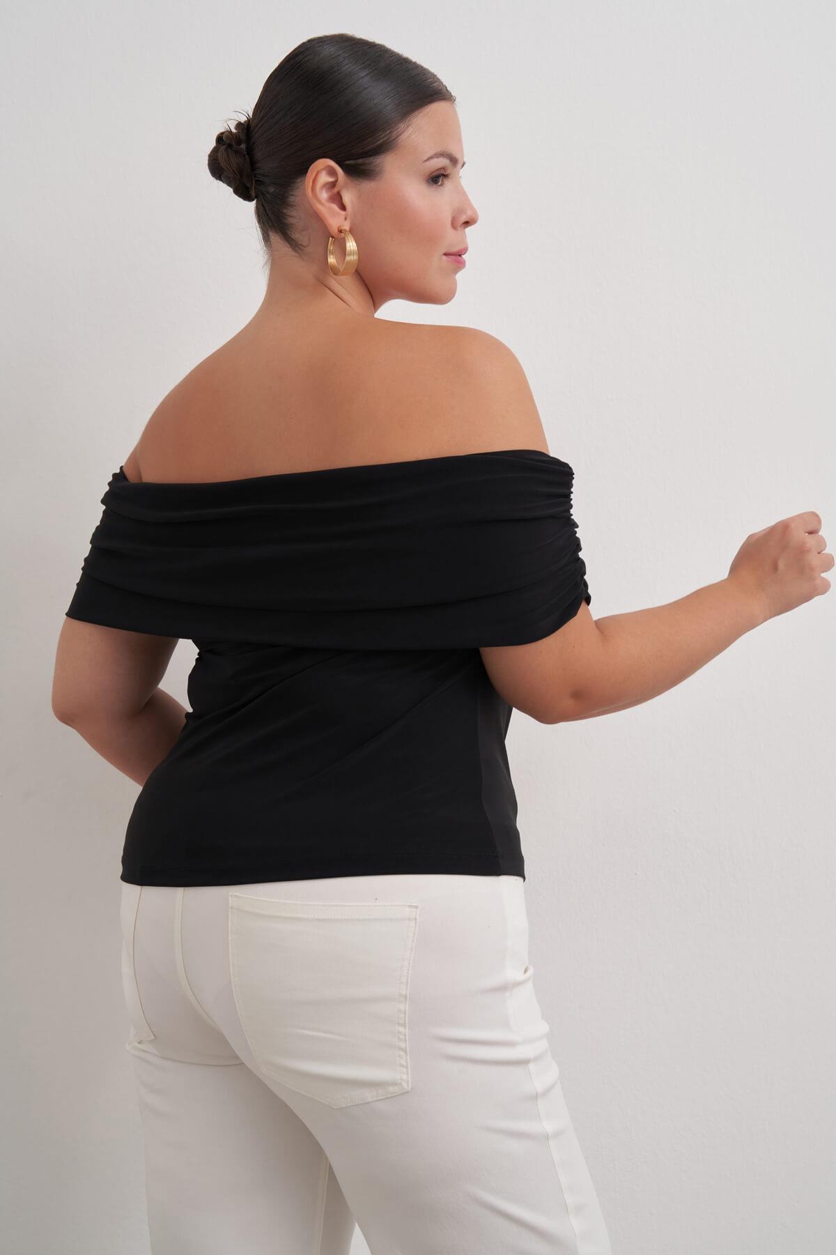 Açık Omuzlu Büzgülü Bluz