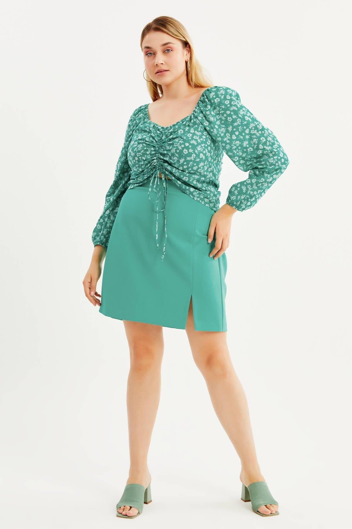 Arka Beli Lastikli Yırtmaçlı Mini Etek