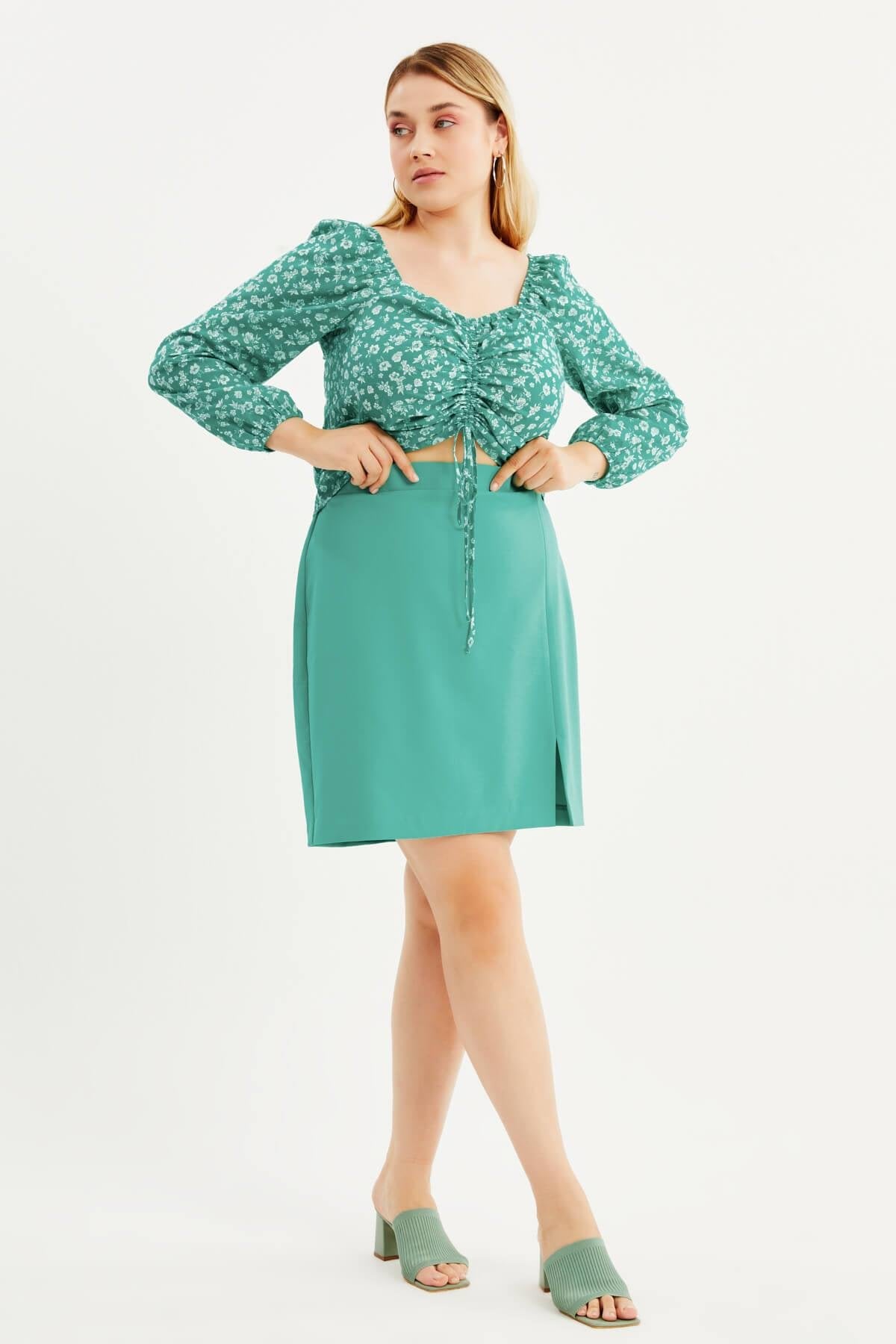 Arka Beli Lastikli Yırtmaçlı Mini Etek