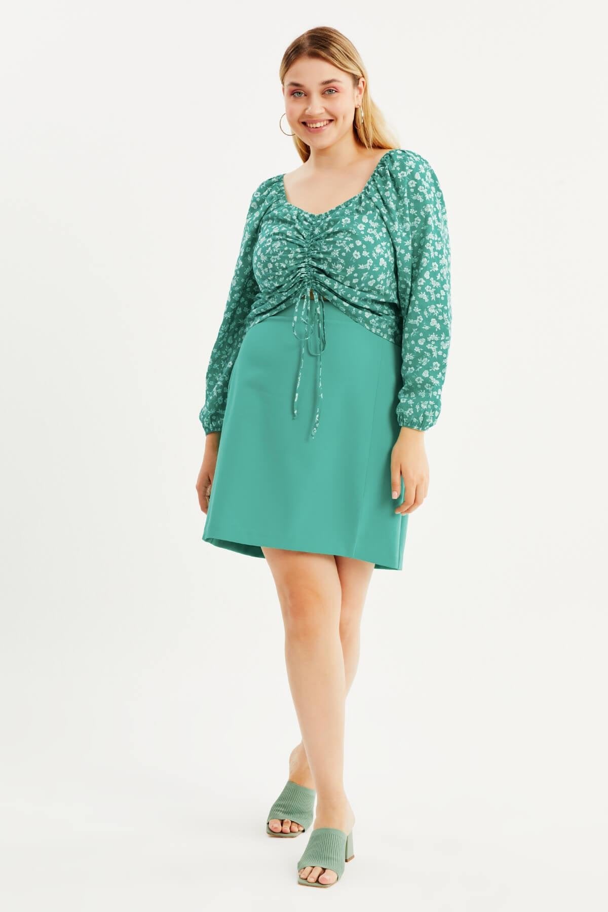 Arka Beli Lastikli Yırtmaçlı Mini Etek