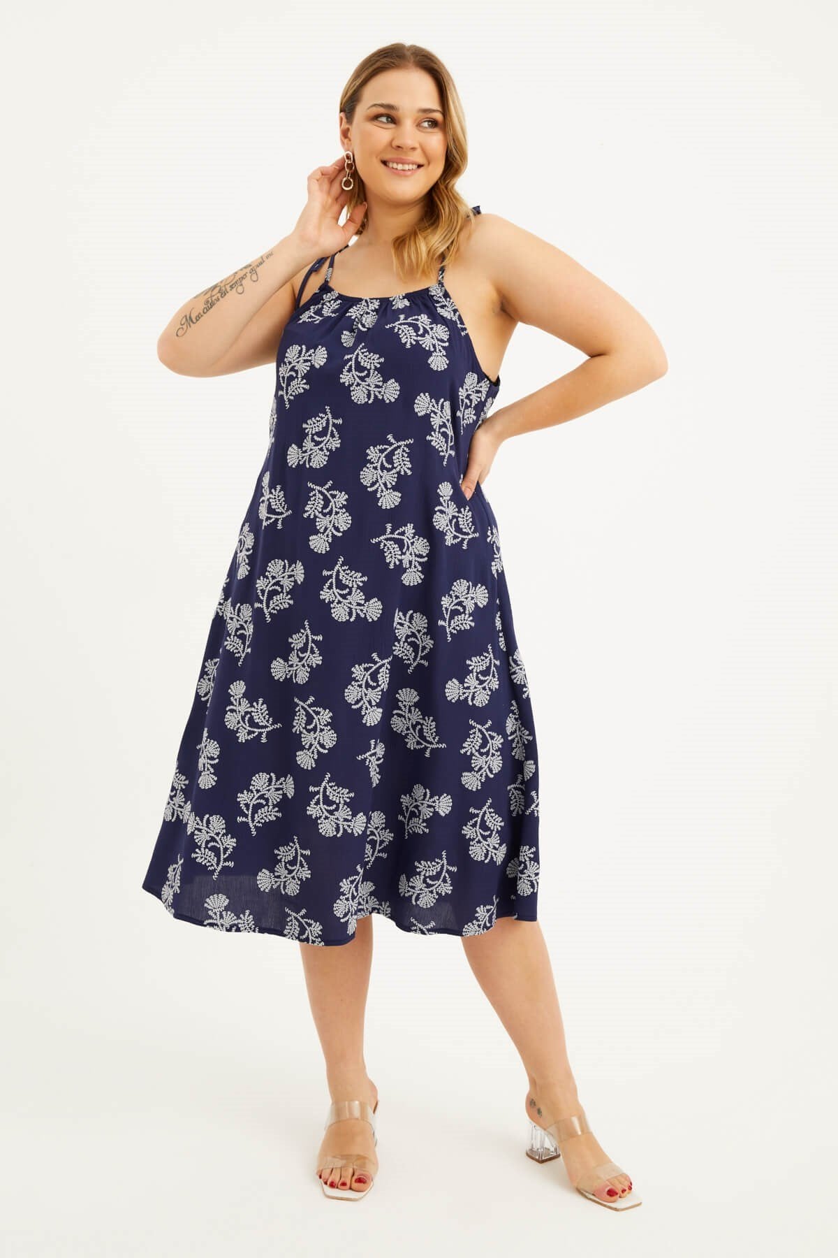 Bağlama Detaylı Yakası Büzgülü Elbise