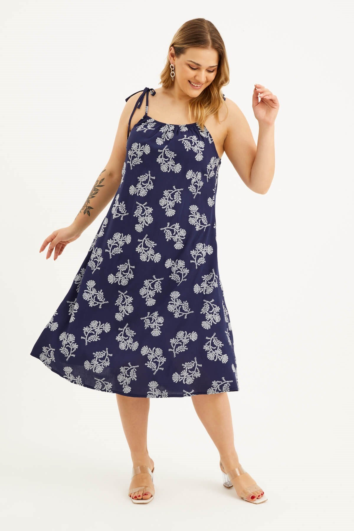 Bağlama Detaylı Yakası Büzgülü Elbise