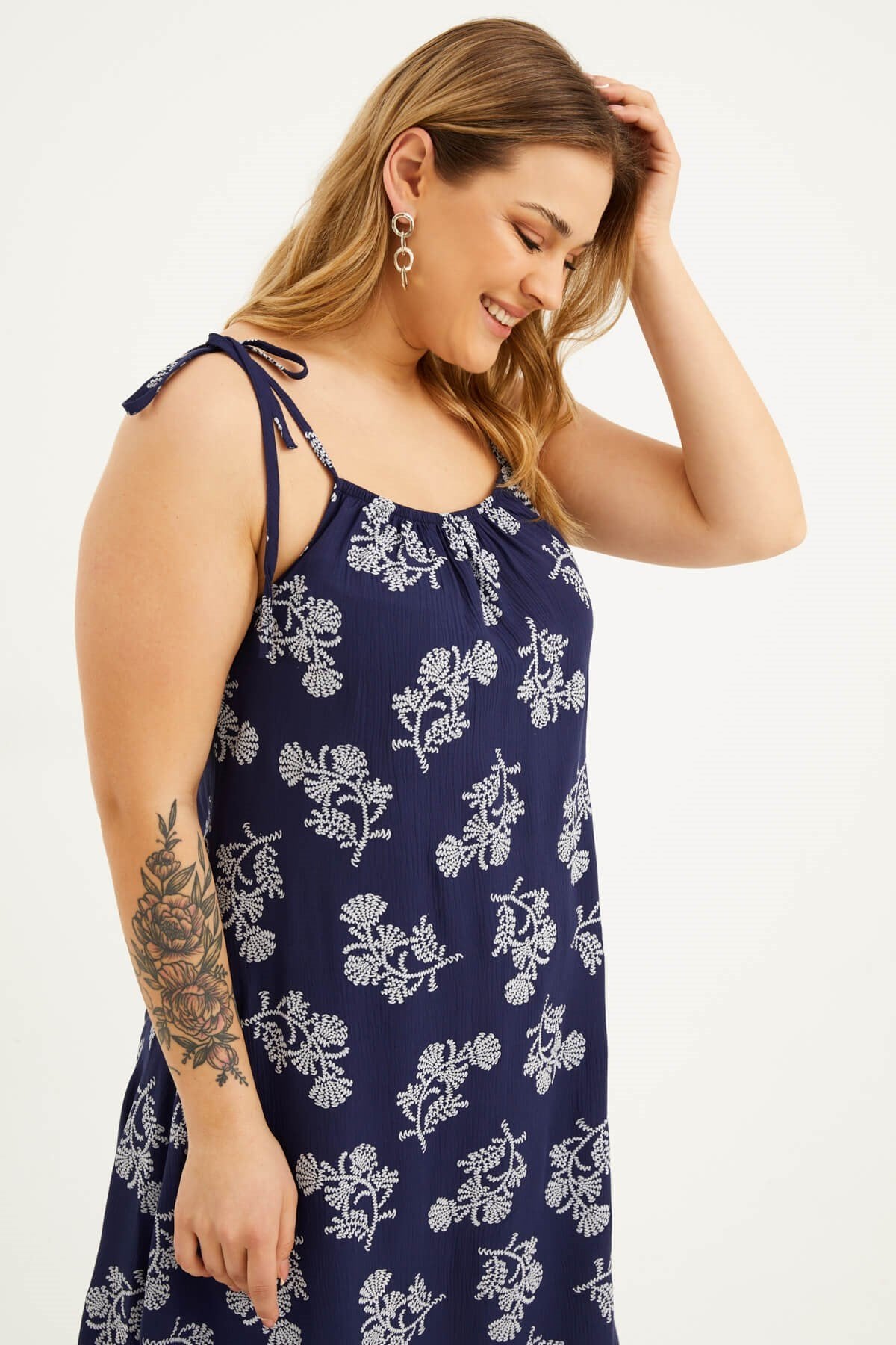 Bağlama Detaylı Yakası Büzgülü Elbise