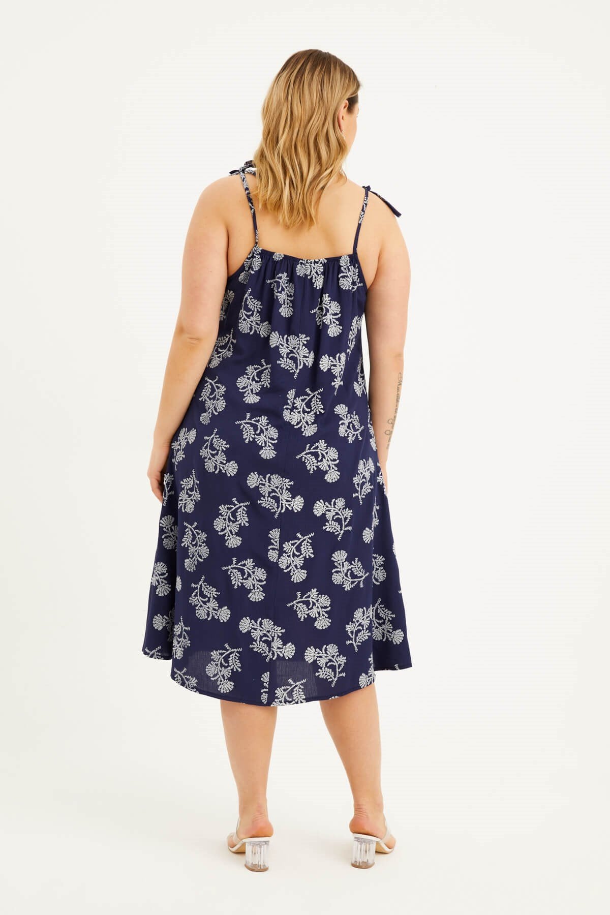 Bağlama Detaylı Yakası Büzgülü Elbise