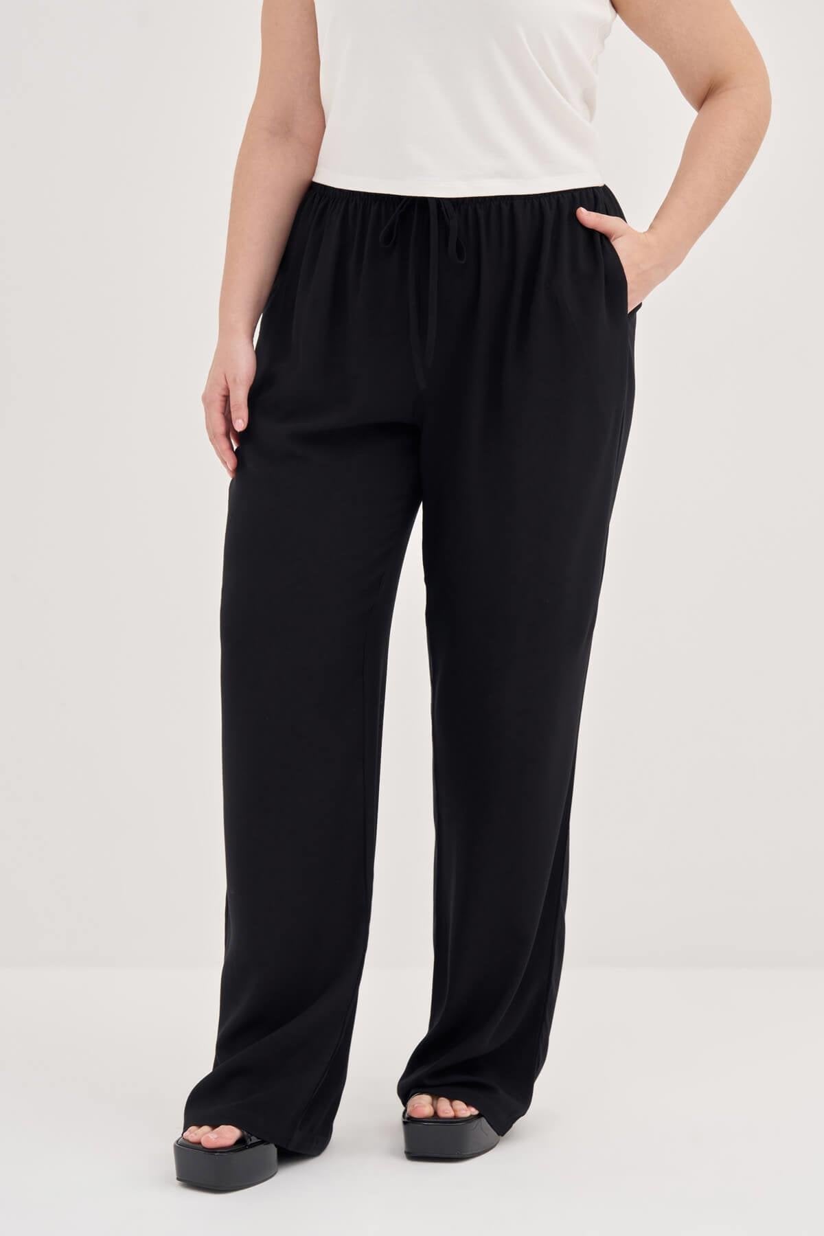 Beli Bağcıklı Düz Kesim Pantolon