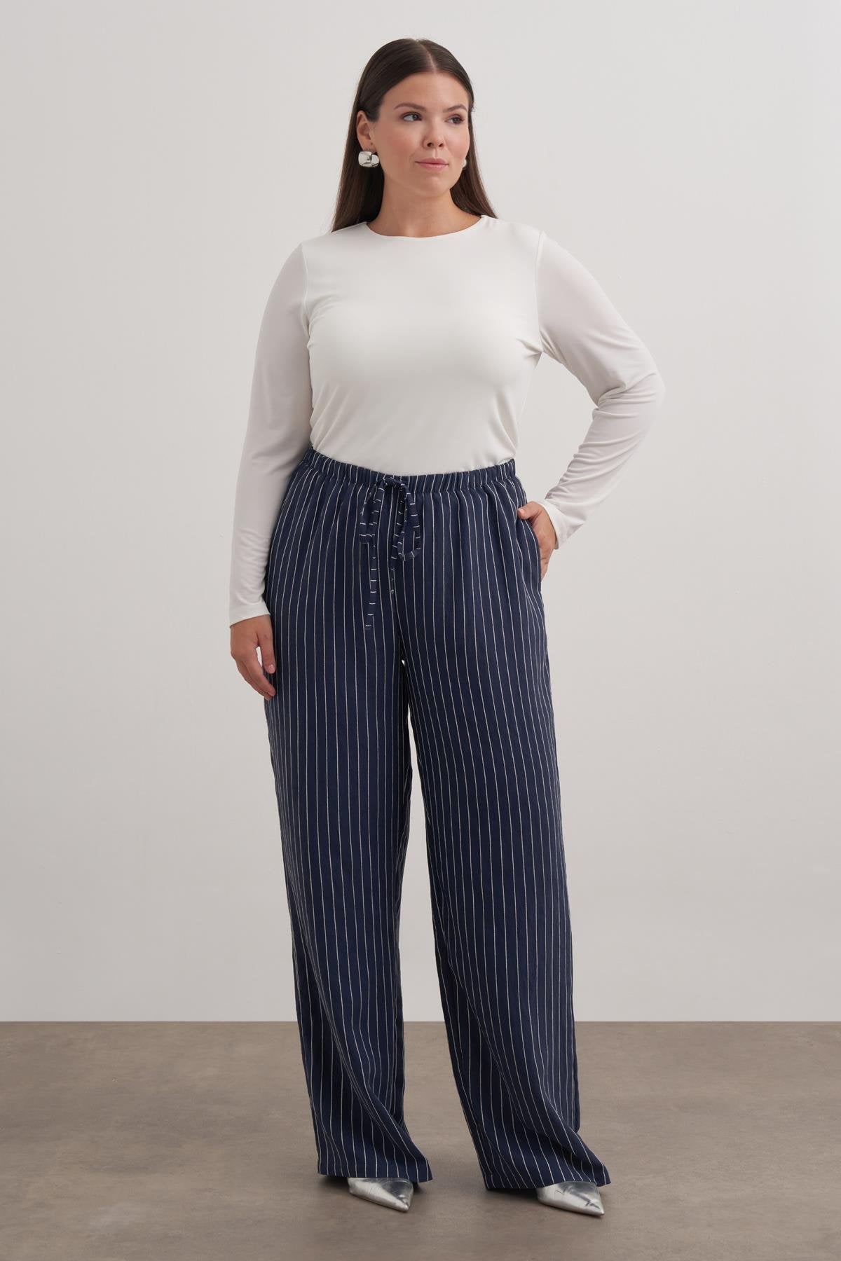 Beli Bağcıklı Düz Kesim Pantolon