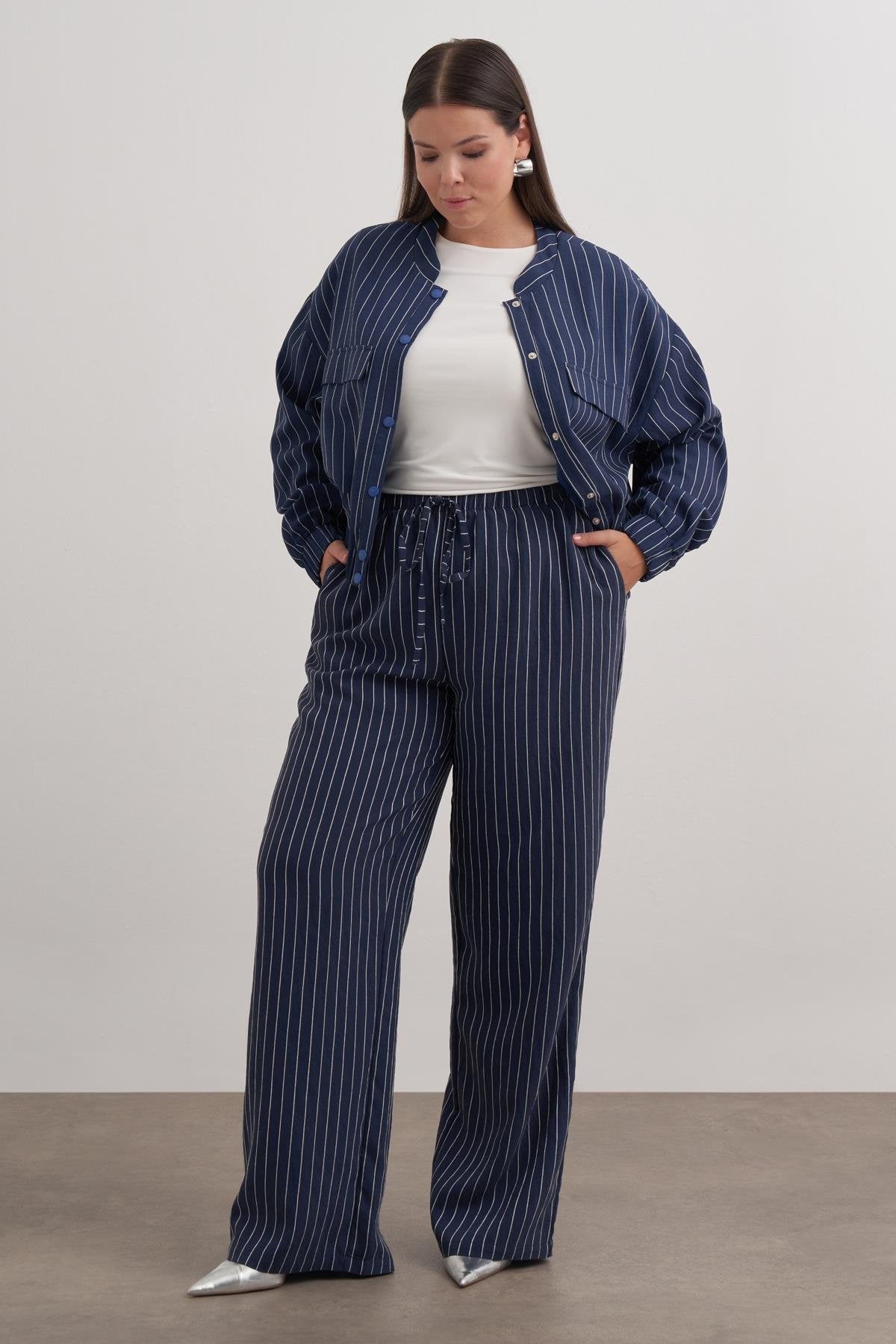 Beli Bağcıklı Düz Kesim Pantolon