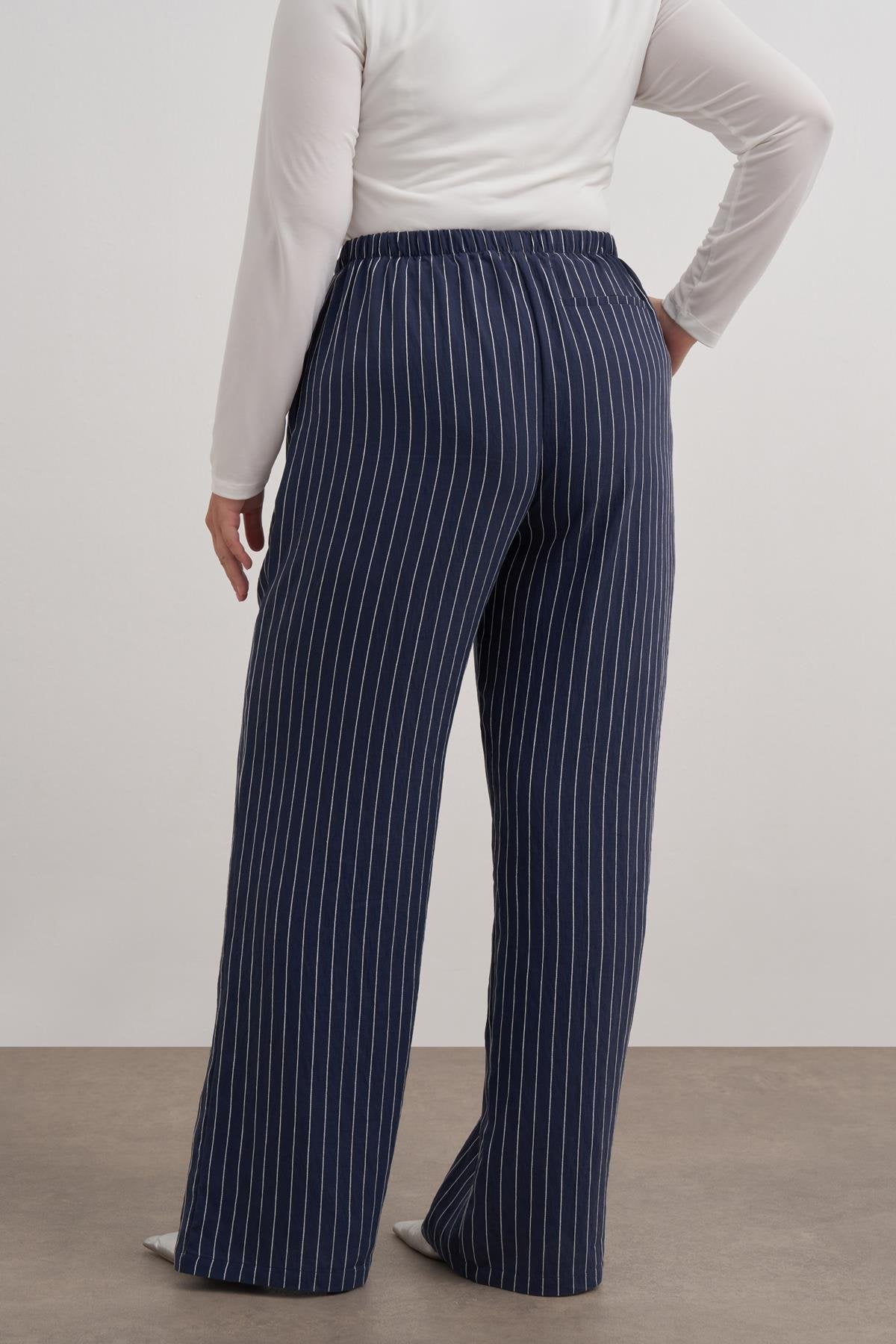 Beli Bağcıklı Düz Kesim Pantolon