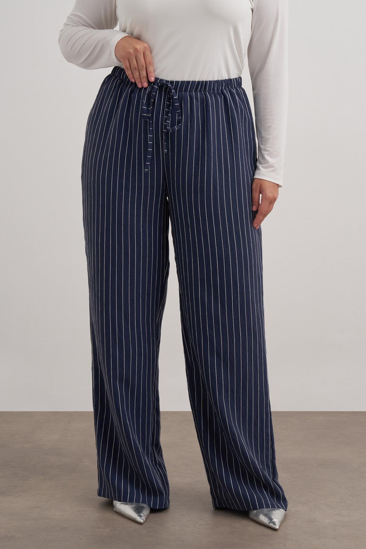 Beli Bağcıklı Düz Kesim Pantolon