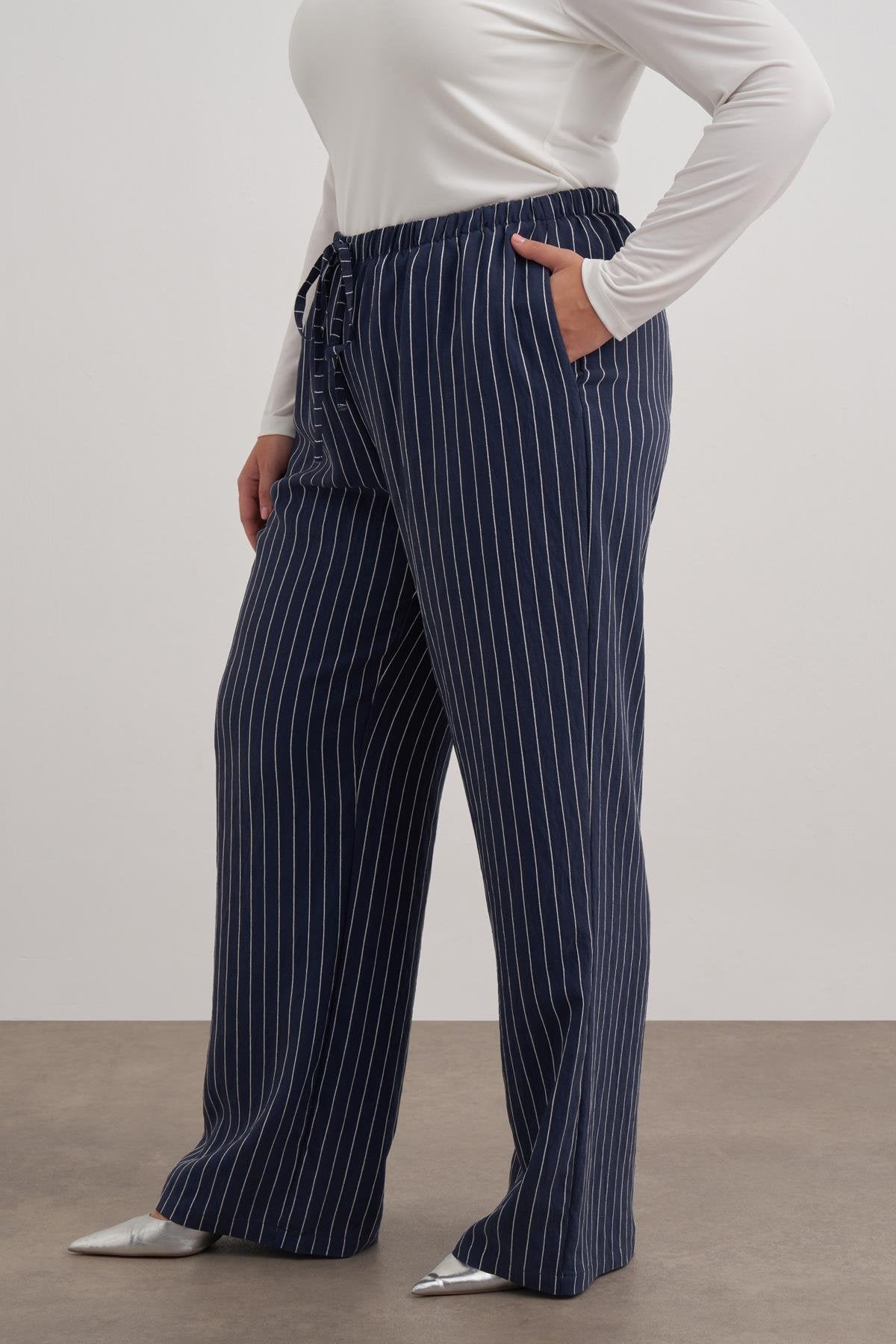 Beli Bağcıklı Düz Kesim Pantolon