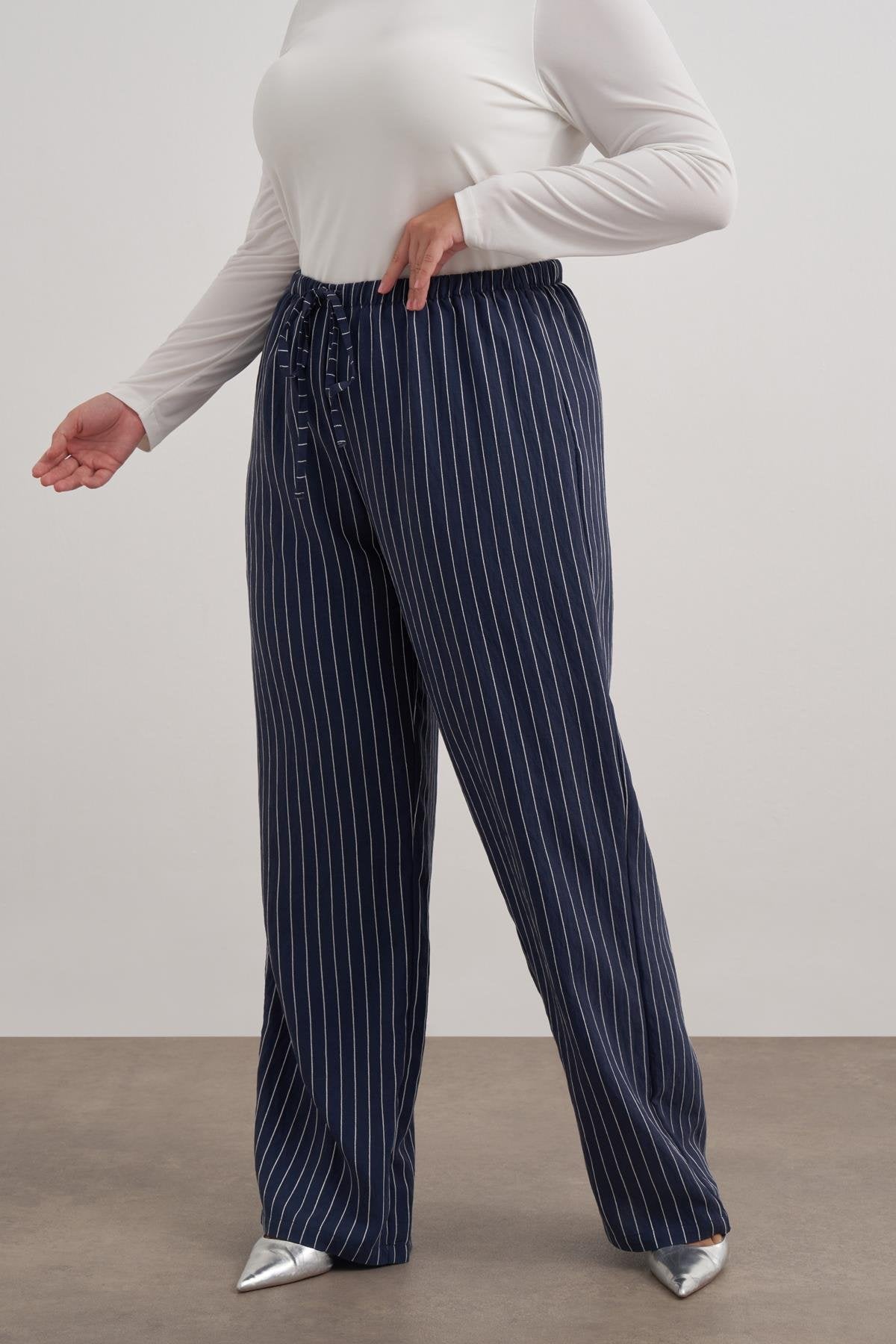 Beli Bağcıklı Düz Kesim Pantolon