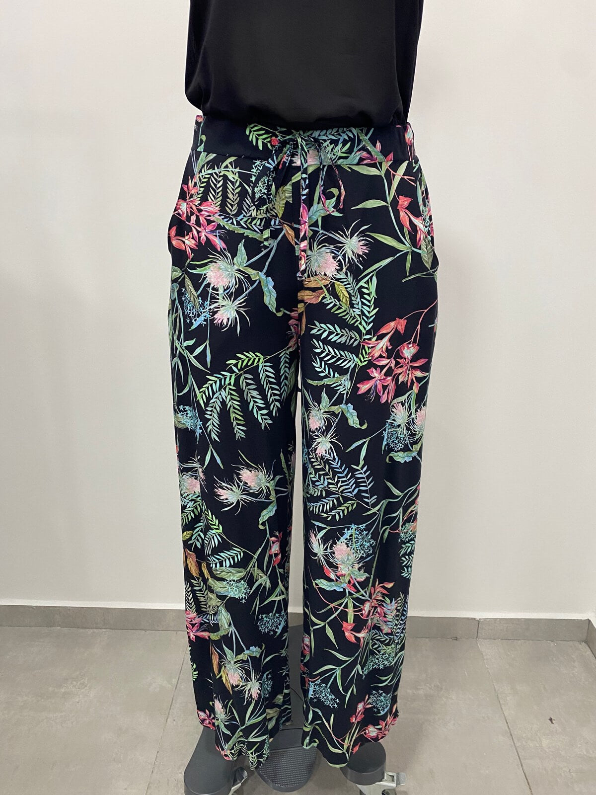 Beli Lastikli Geniş Paçalı Pantolon