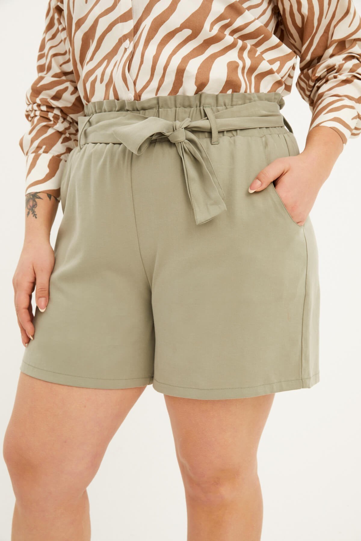 Beli Lastikli ve Kuşaklı Şort
