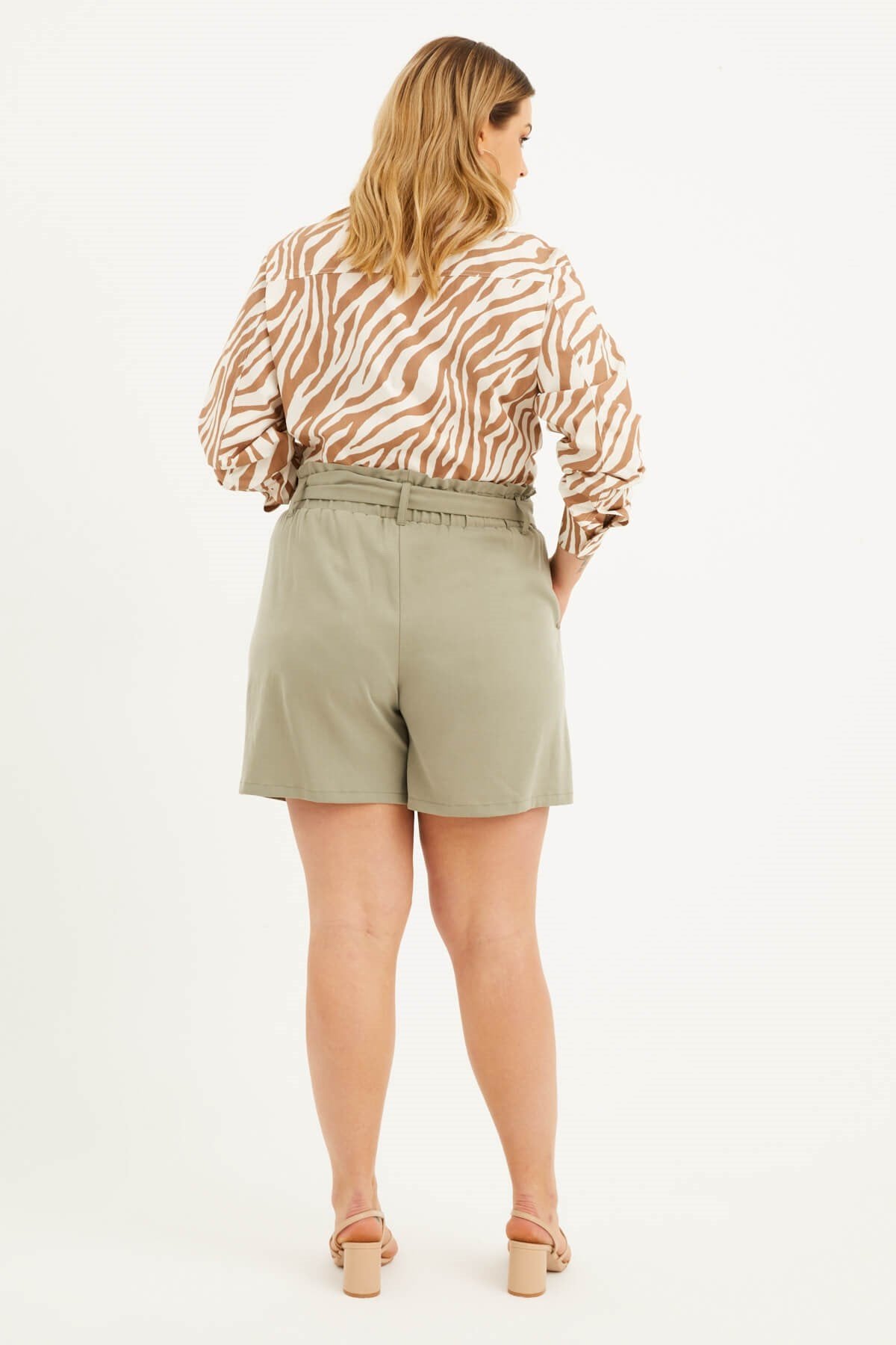 Beli Lastikli ve Kuşaklı Şort