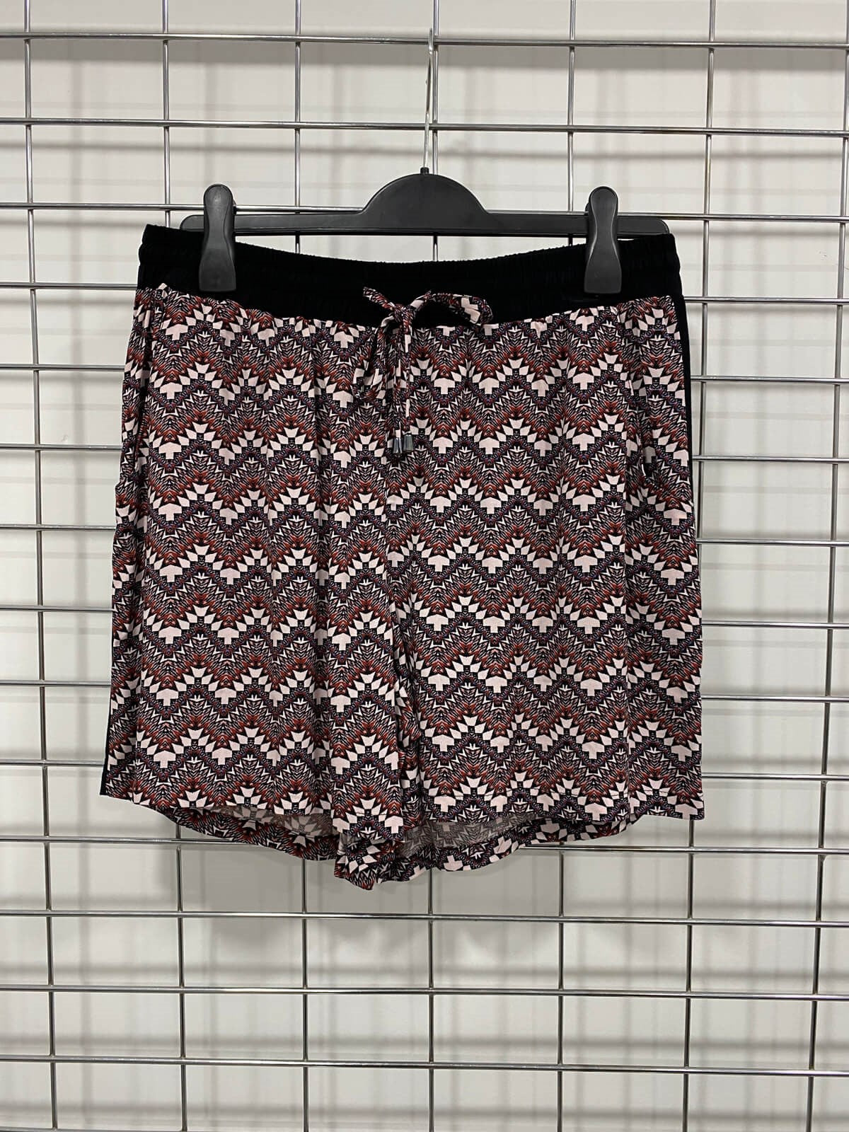 Beli Lastikli Yanı Şeritli Şort