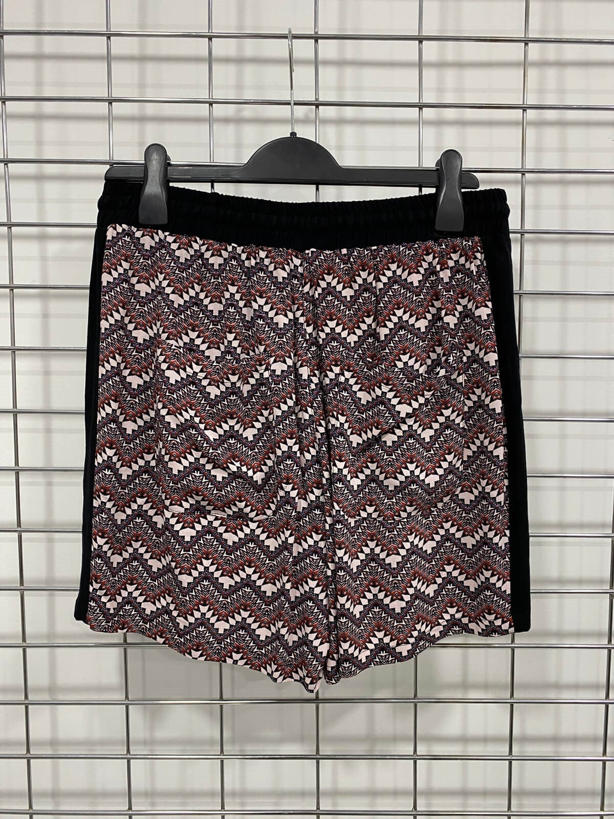 Beli Lastikli Yanı Şeritli Şort