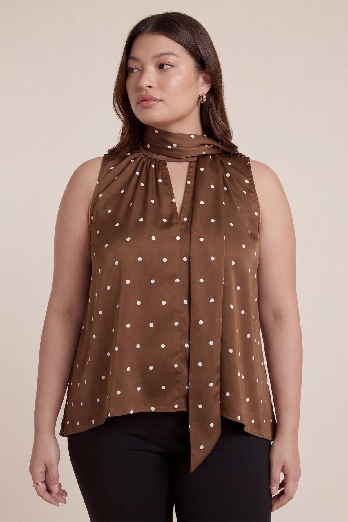 Boyundan Bağlamalı Puantiyeli Saten Bluz