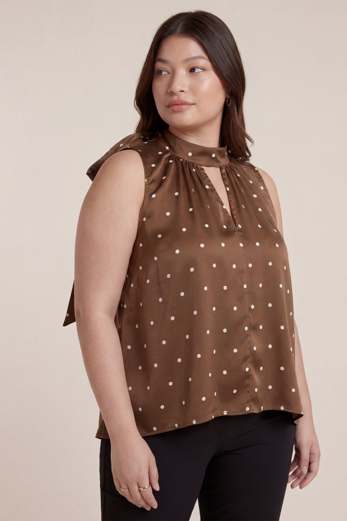 Boyundan Bağlamalı Puantiyeli Saten Bluz