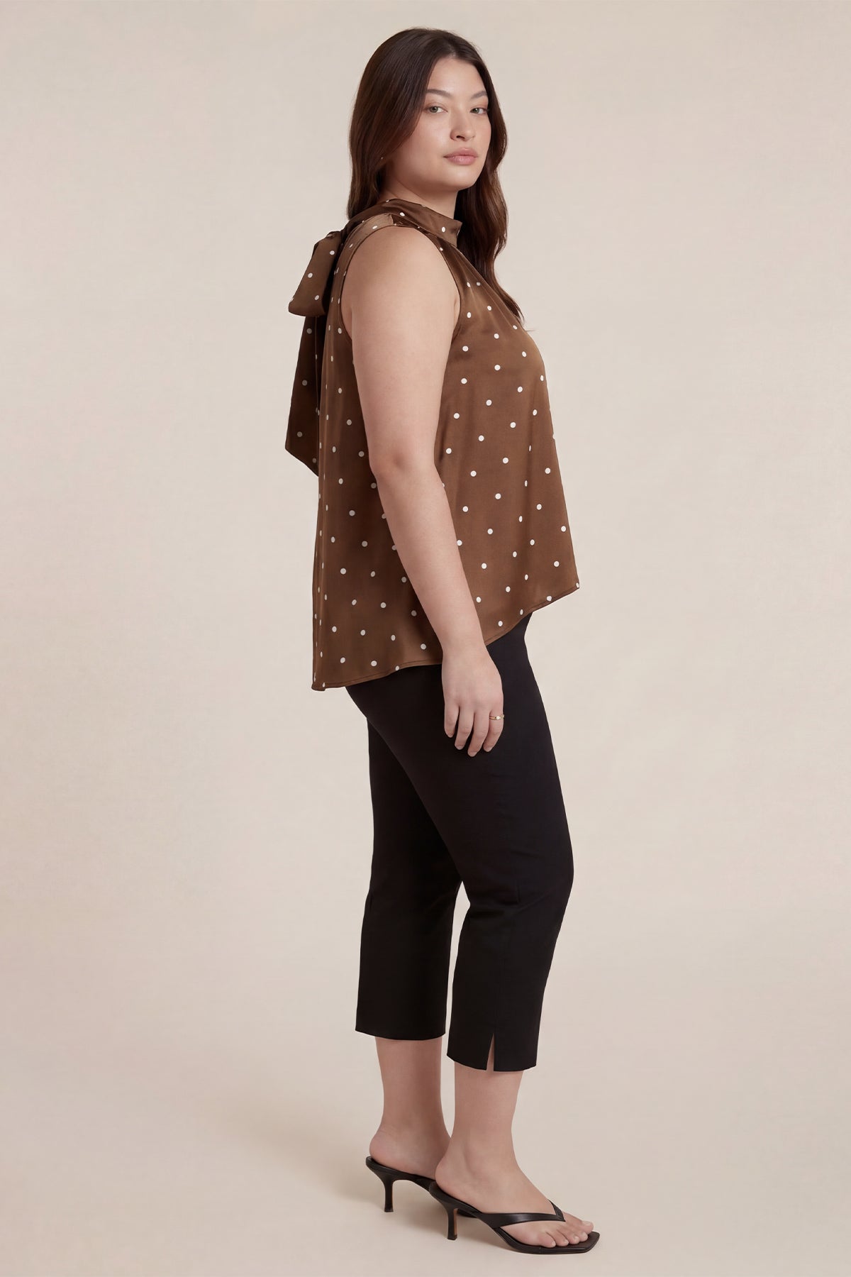 Boyundan Bağlamalı Puantiyeli Saten Bluz