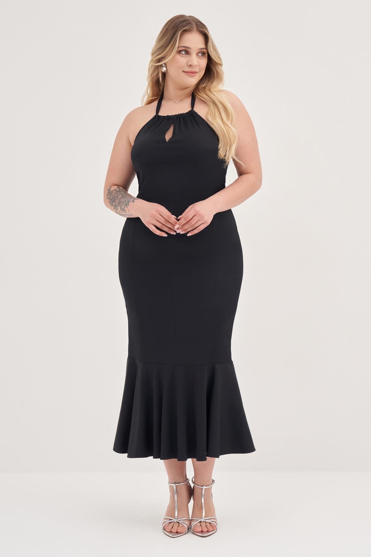 Boyundan Bağlamalı Vücuda Oturan Elbise