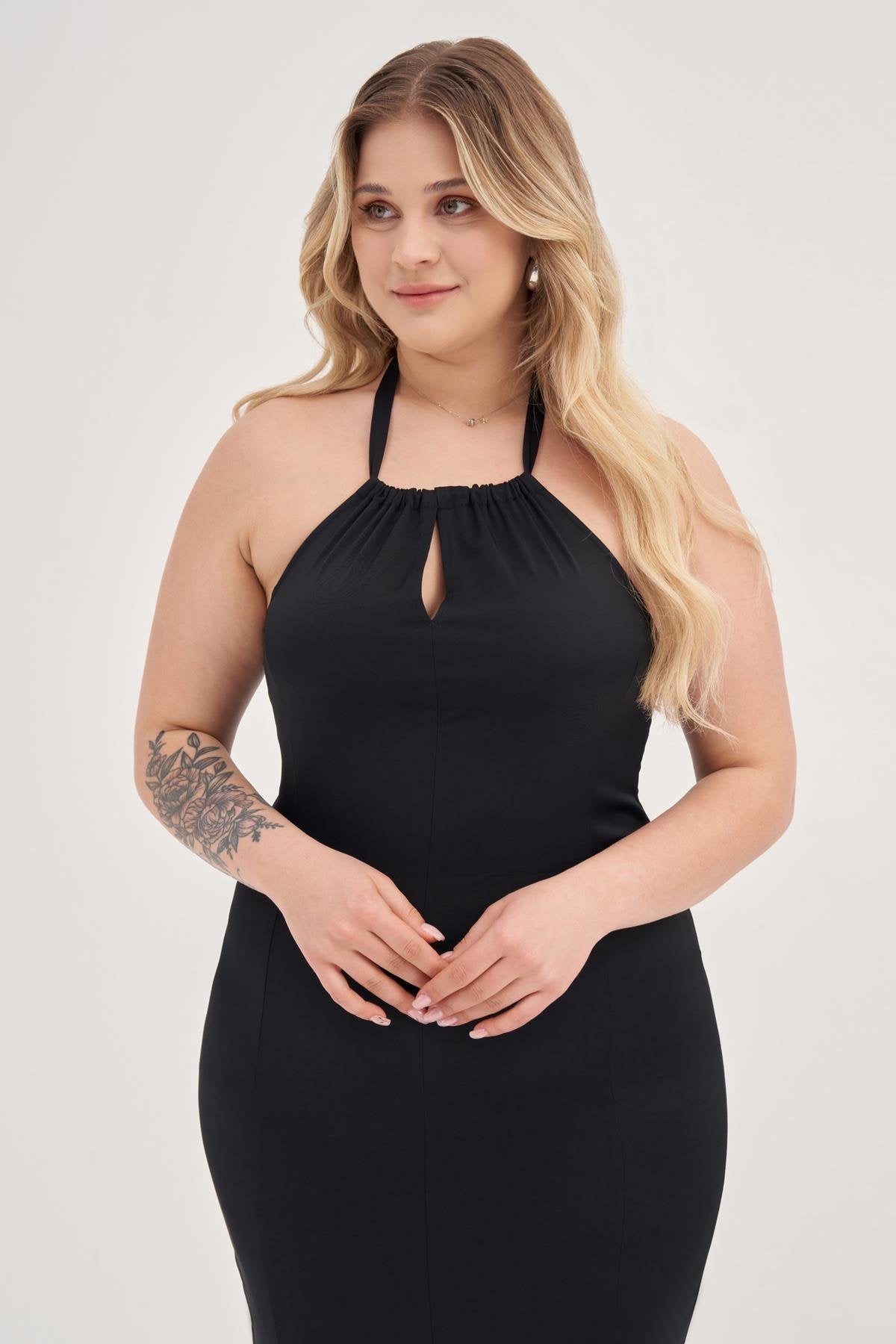 Boyundan Bağlamalı Vücuda Oturan Elbise