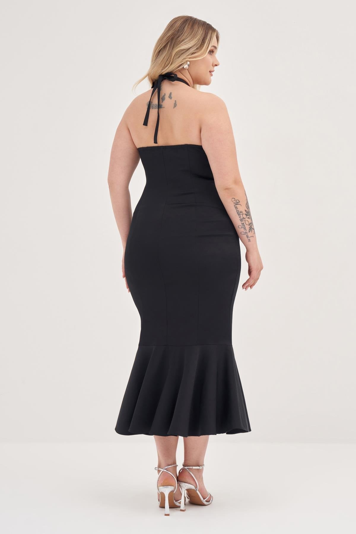 Boyundan Bağlamalı Vücuda Oturan Elbise