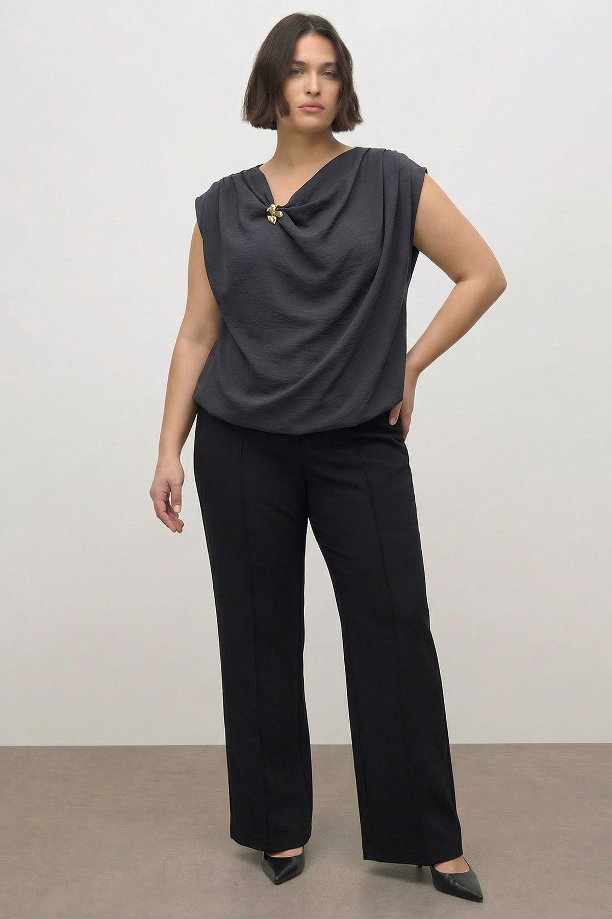 Broş Detaylı Asimetrik Yaka Bluz