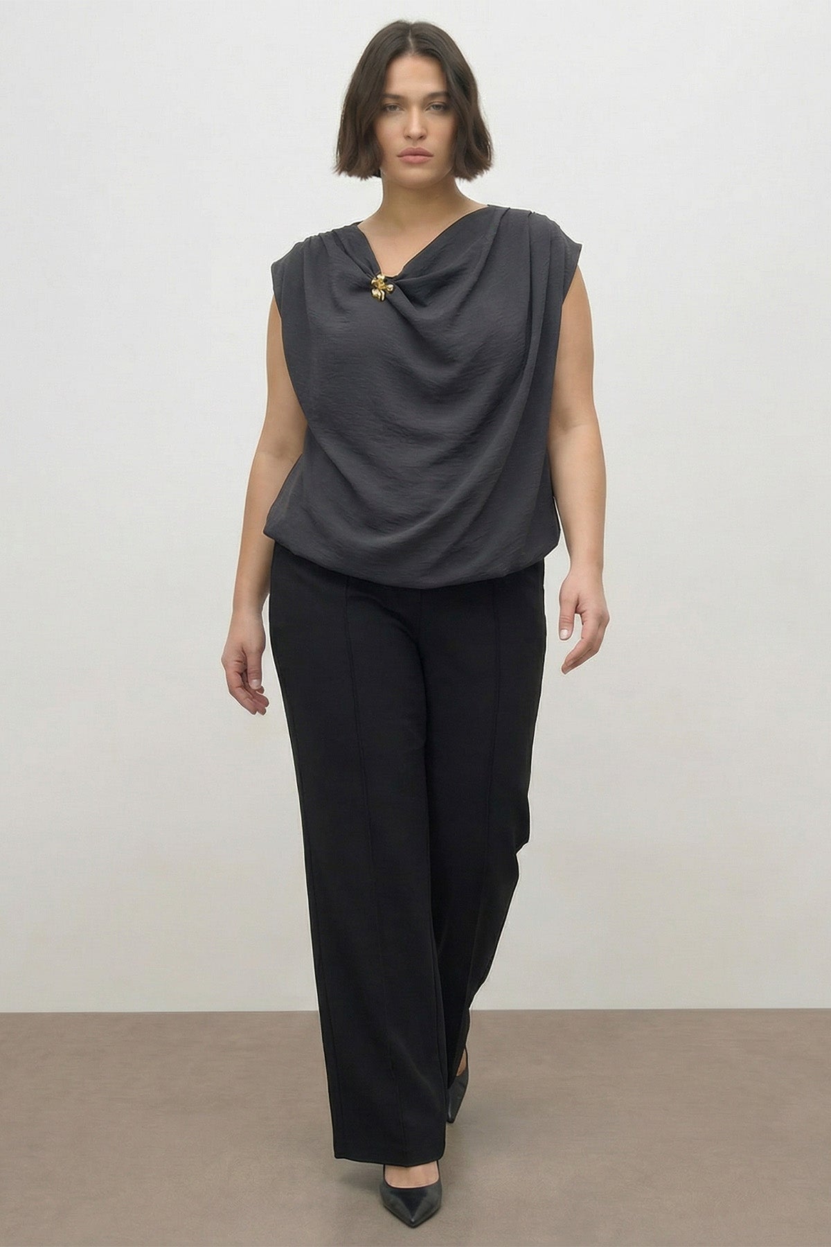 Broş Detaylı Asimetrik Yaka Bluz