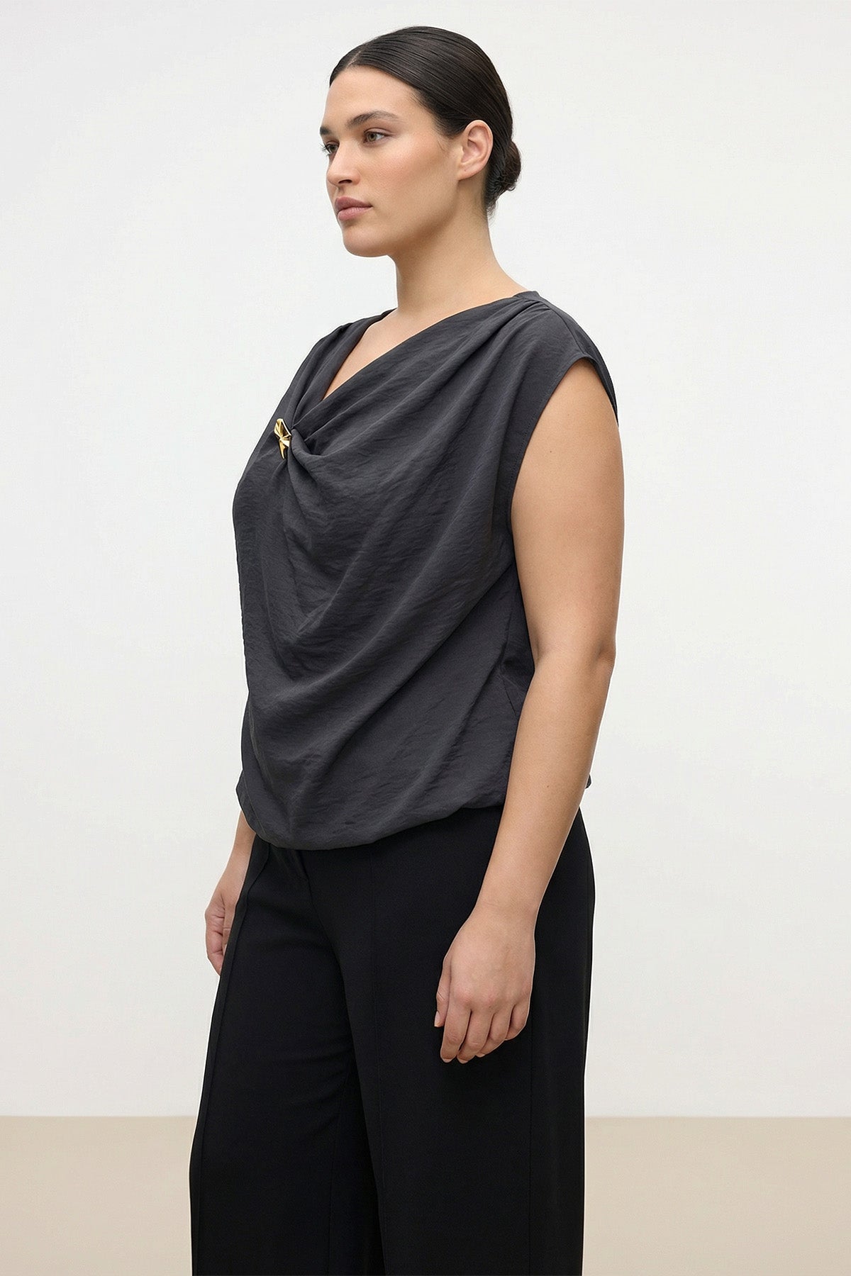 Broş Detaylı Asimetrik Yaka Bluz