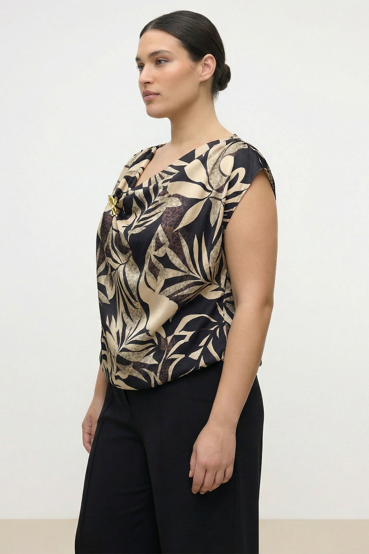 Broş Detaylı Desenli Asimetrik Yaka Bluz