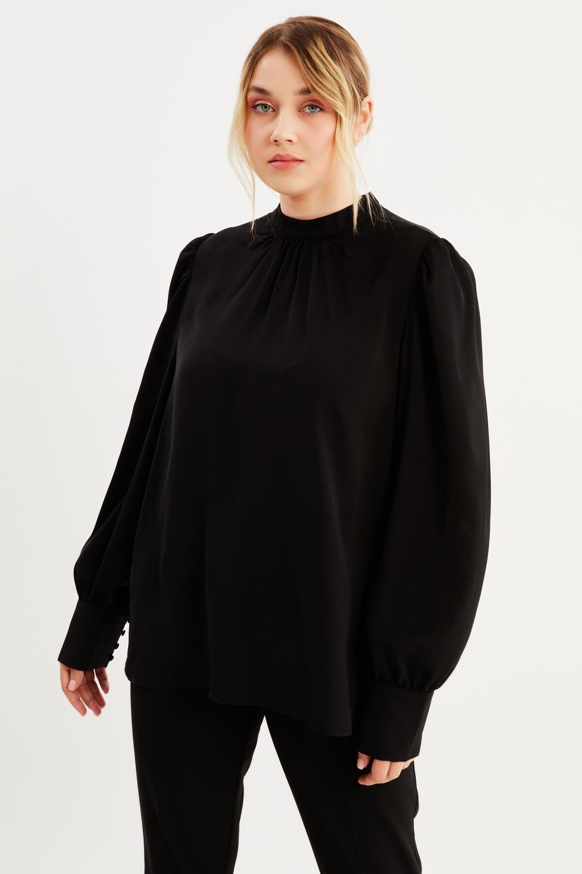 Büzgü Detaylı Saten Bluz