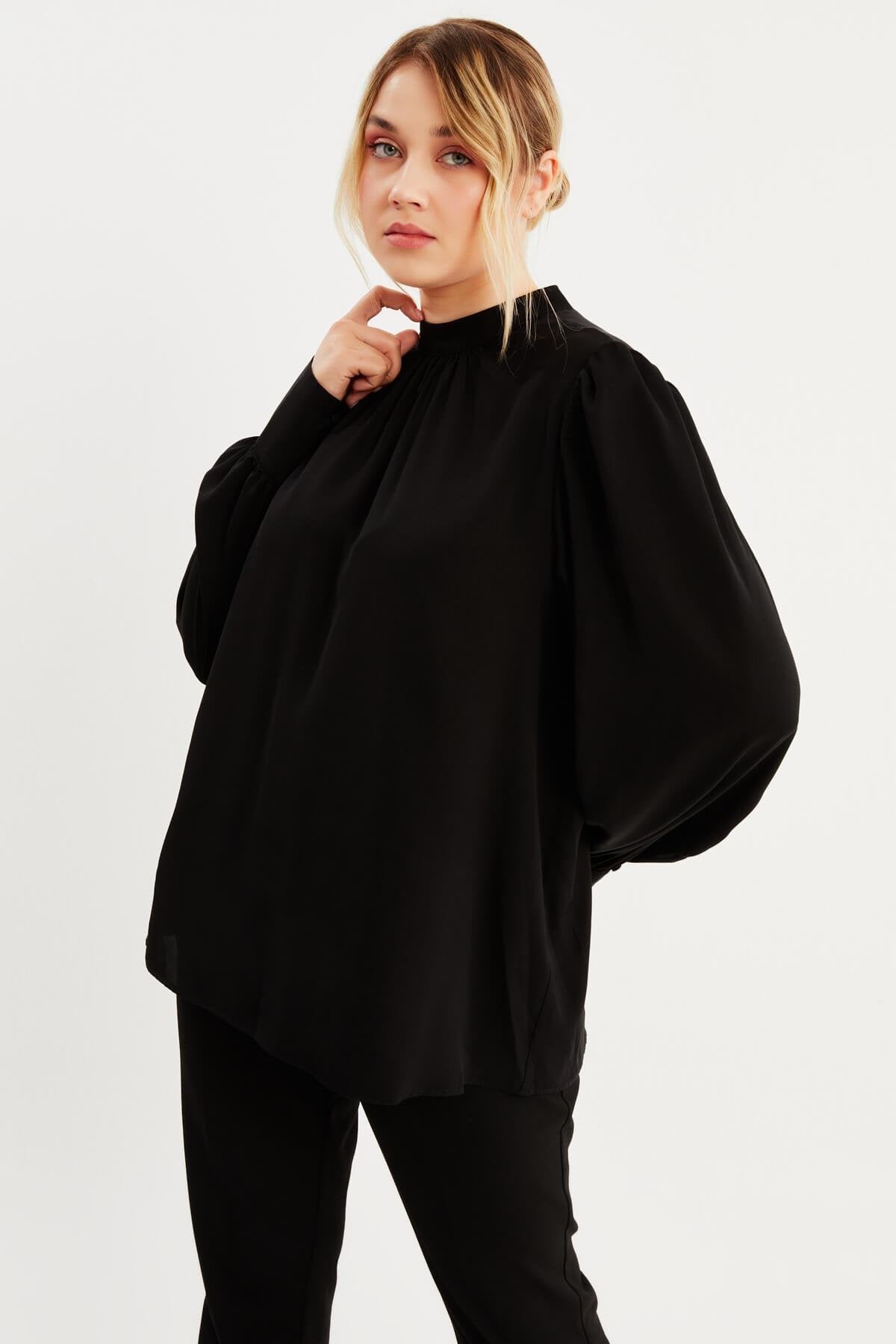 Büzgü Detaylı Saten Bluz