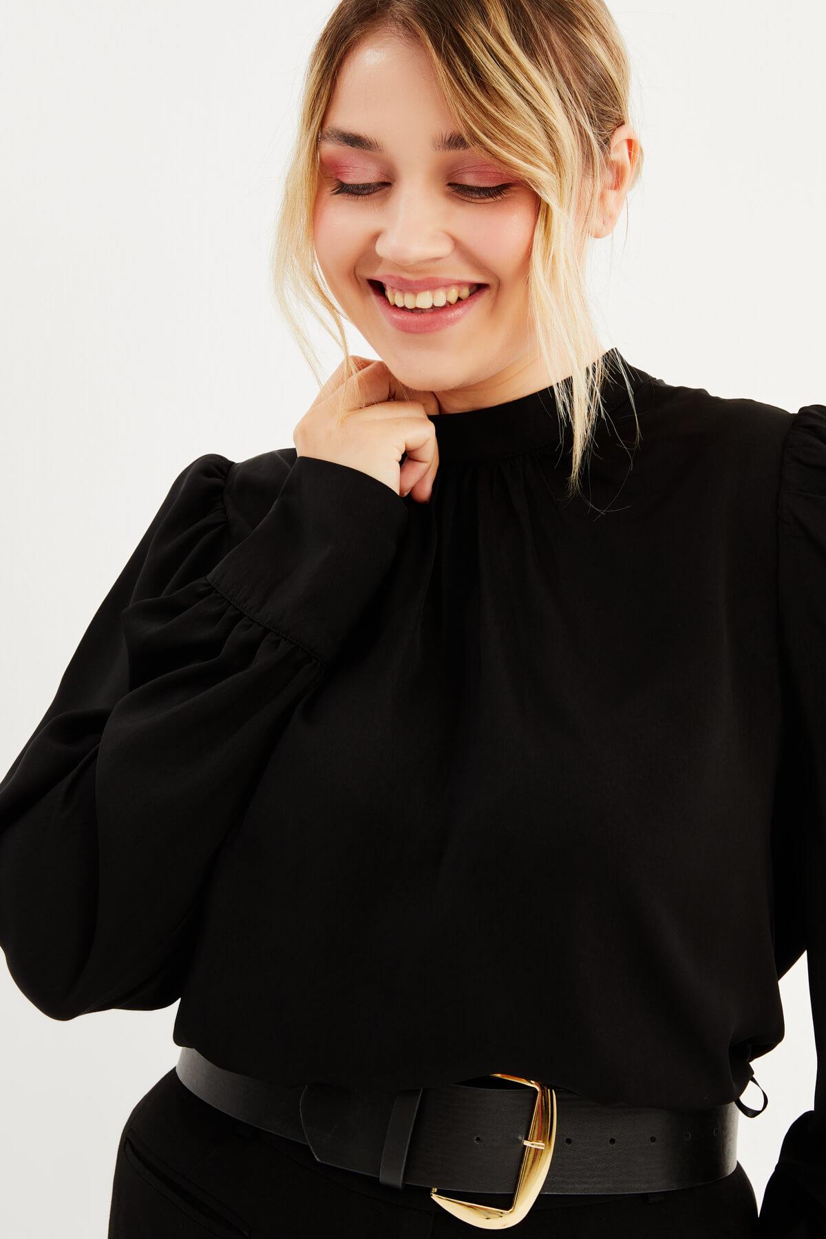 Büzgü Detaylı Saten Bluz