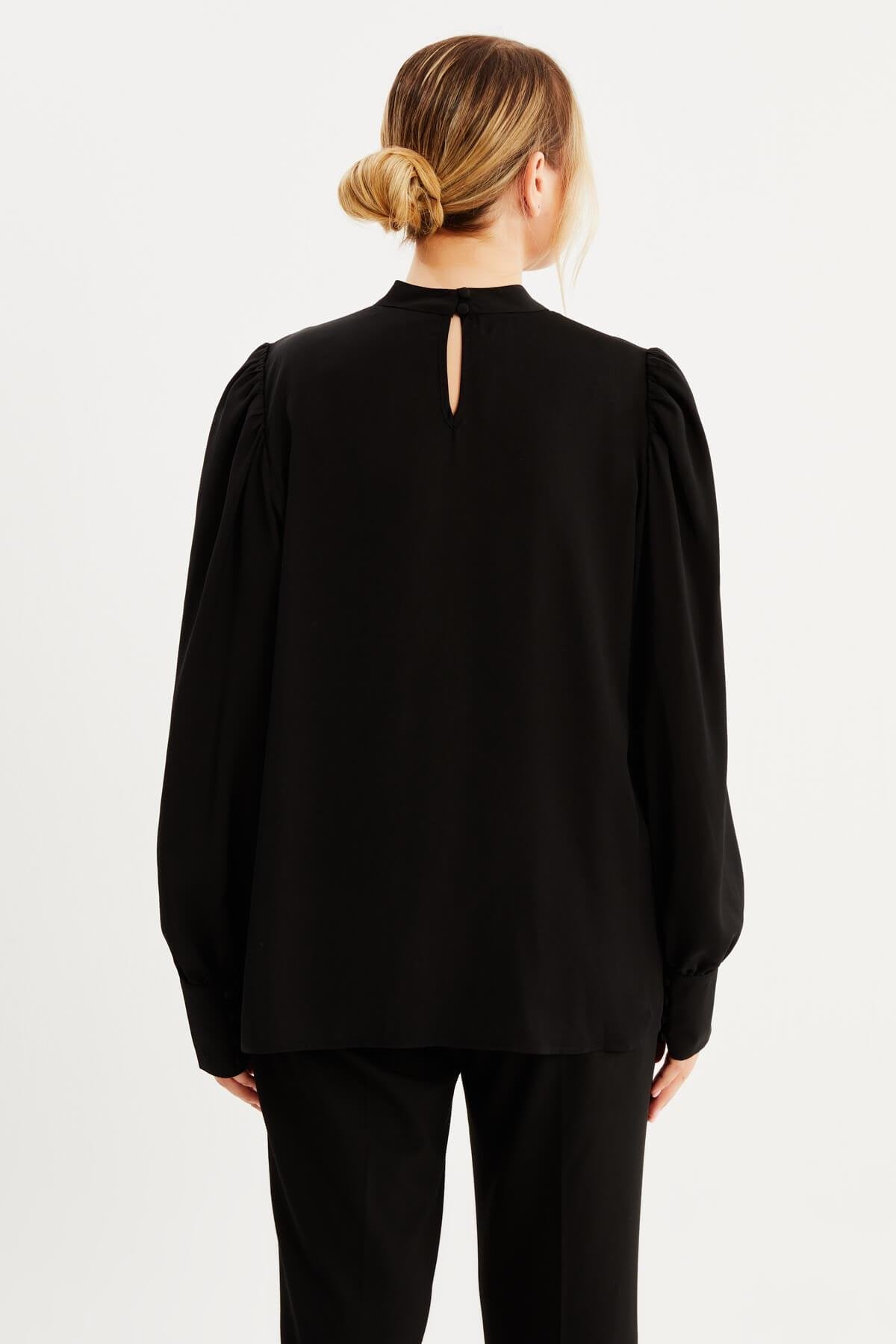 Büzgü Detaylı Saten Bluz
