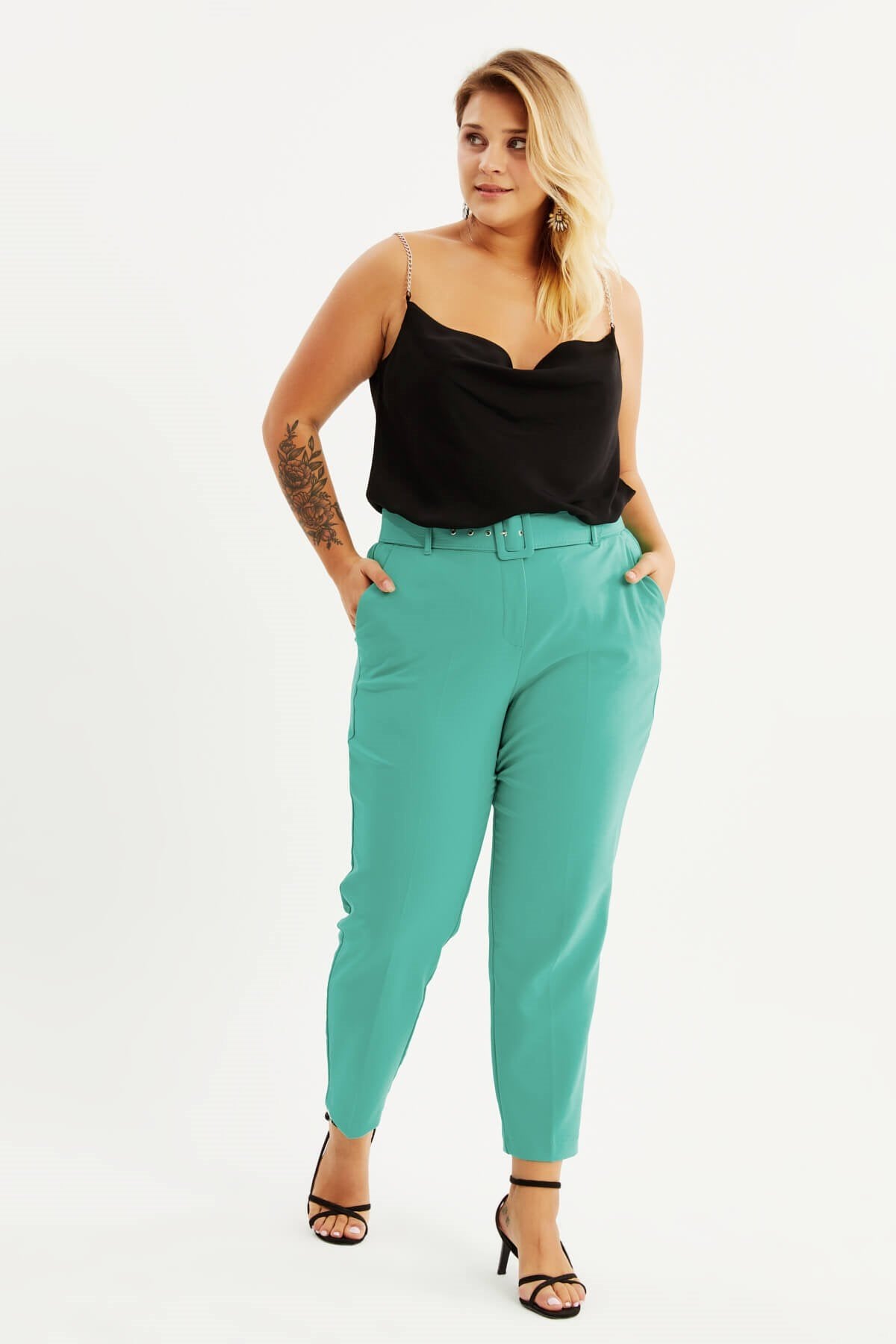 Cep Detaylı Kemerli Klasik Pantolon