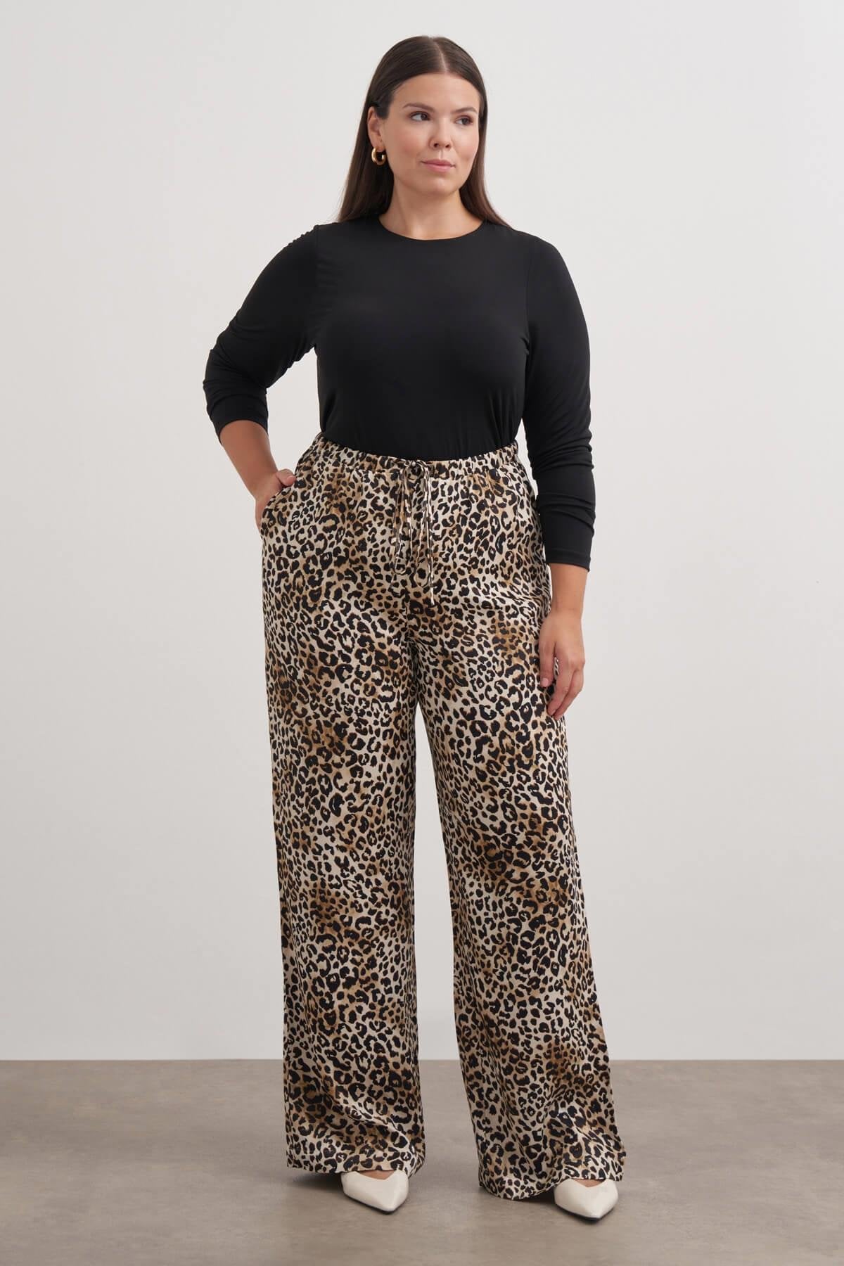 Cep Detaylı Leopar Desenli Pantolon