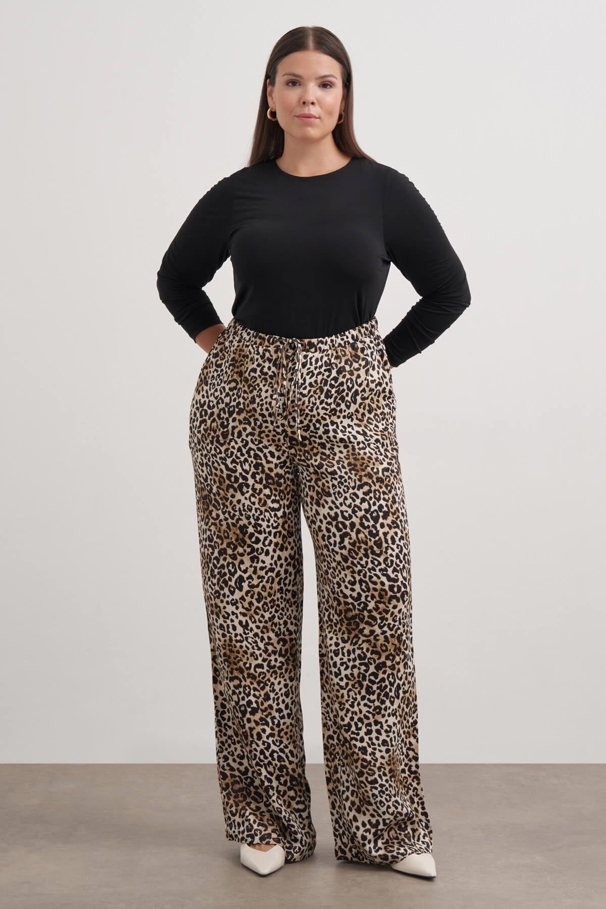 Cep Detaylı Leopar Desenli Pantolon