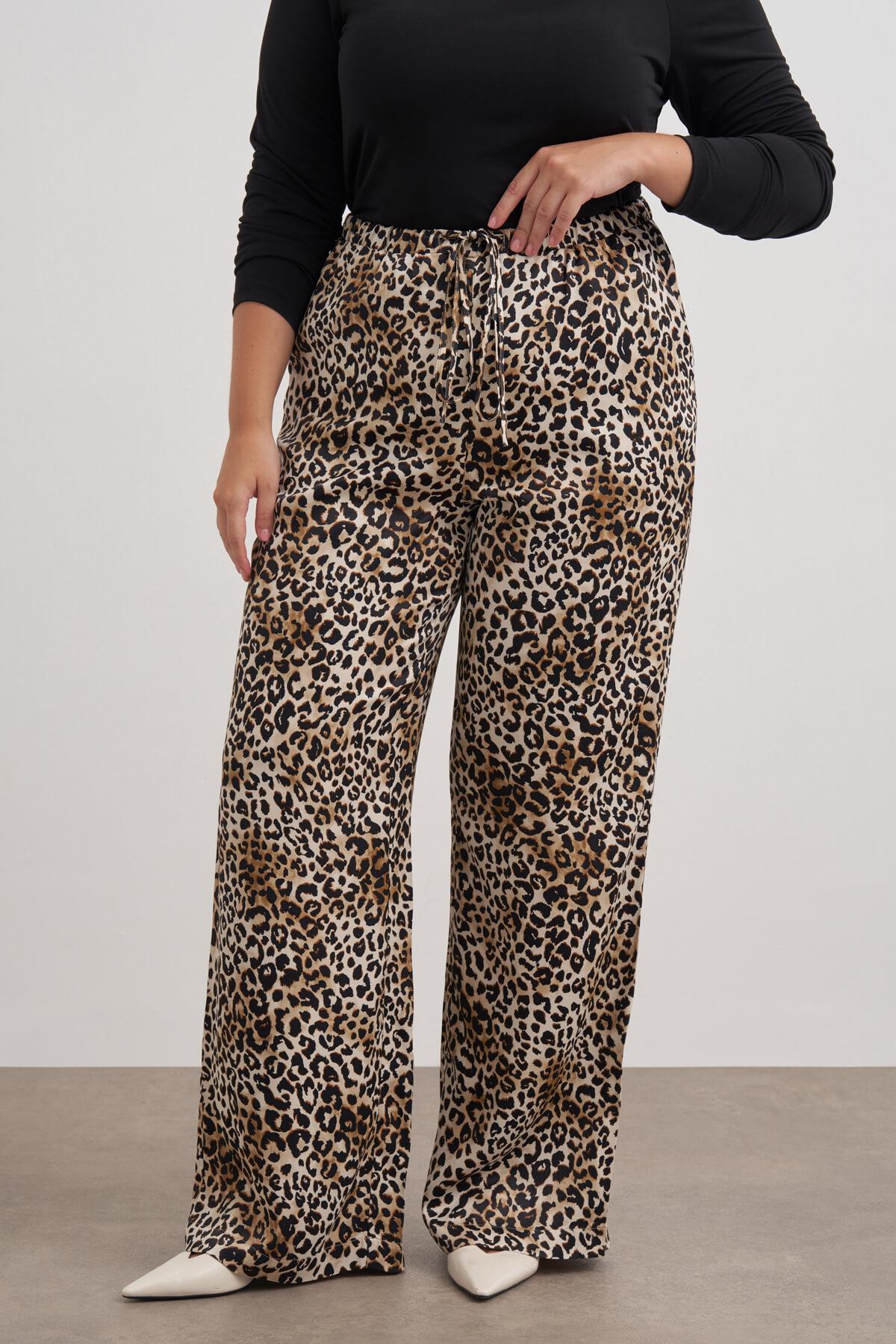 Cep Detaylı Leopar Desenli Pantolon