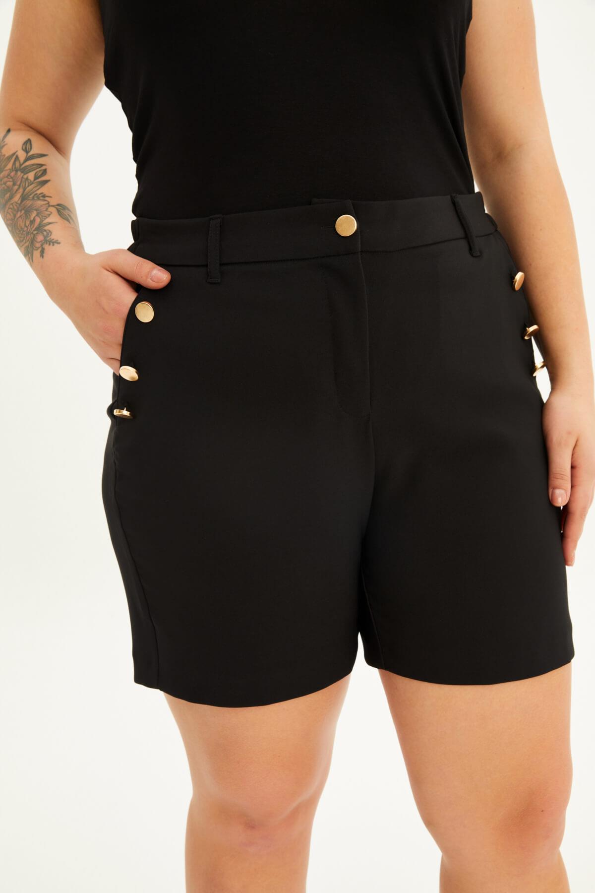 Cep Detaylı Metal Düğmeli Şort