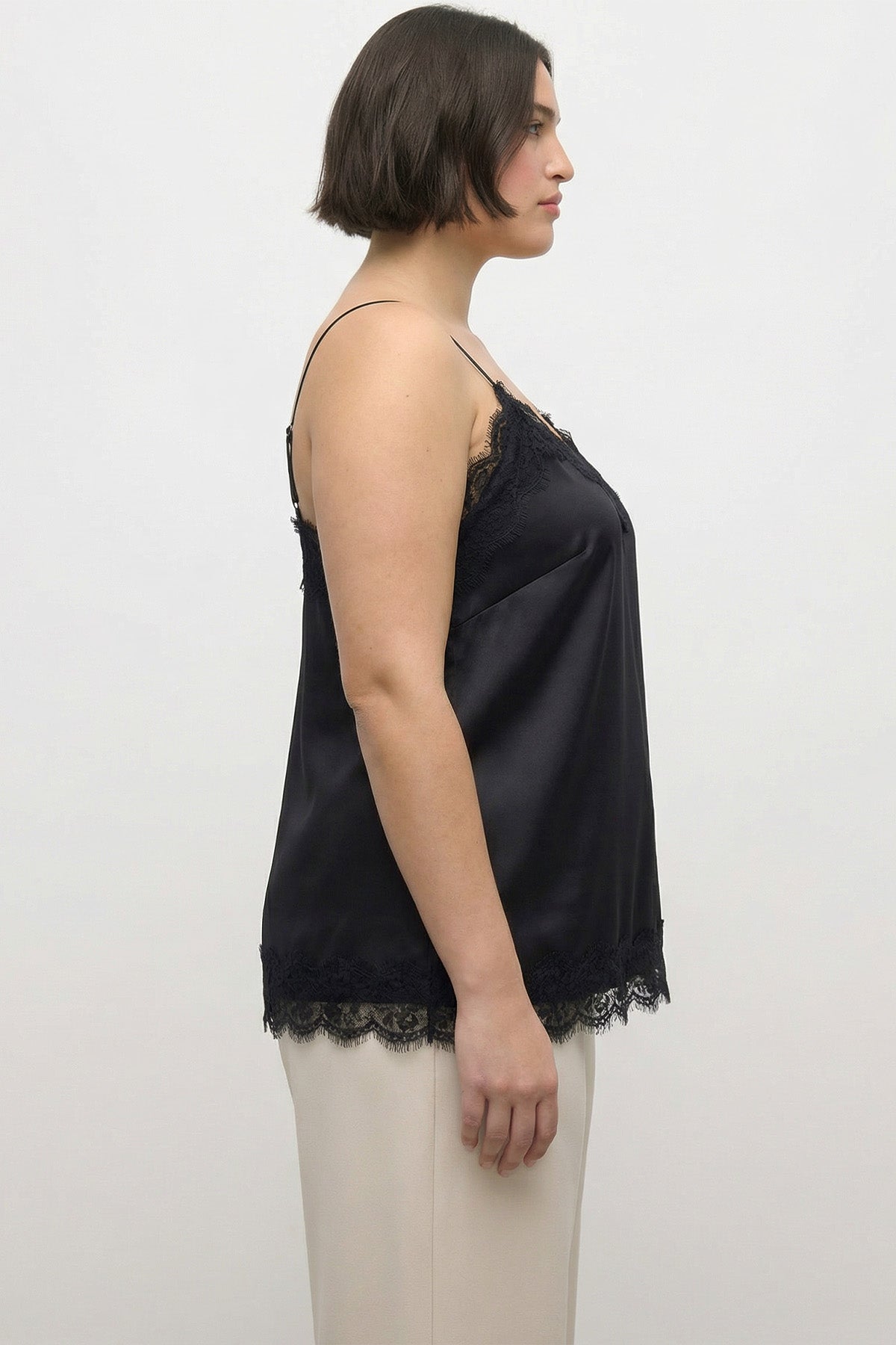 Dantel Detaylı İp Askılı Saten Bluz