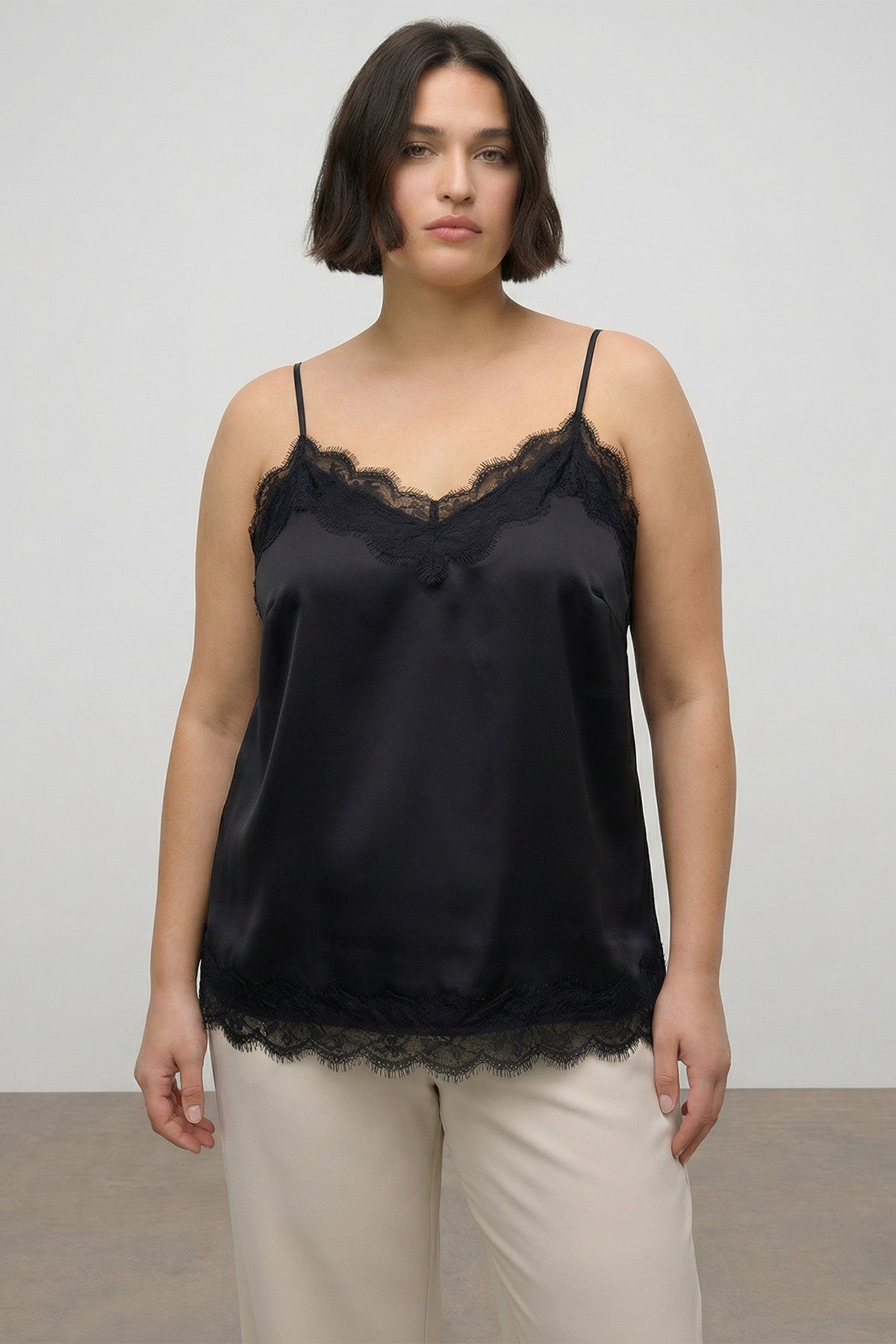 Dantel Detaylı İp Askılı Saten Bluz