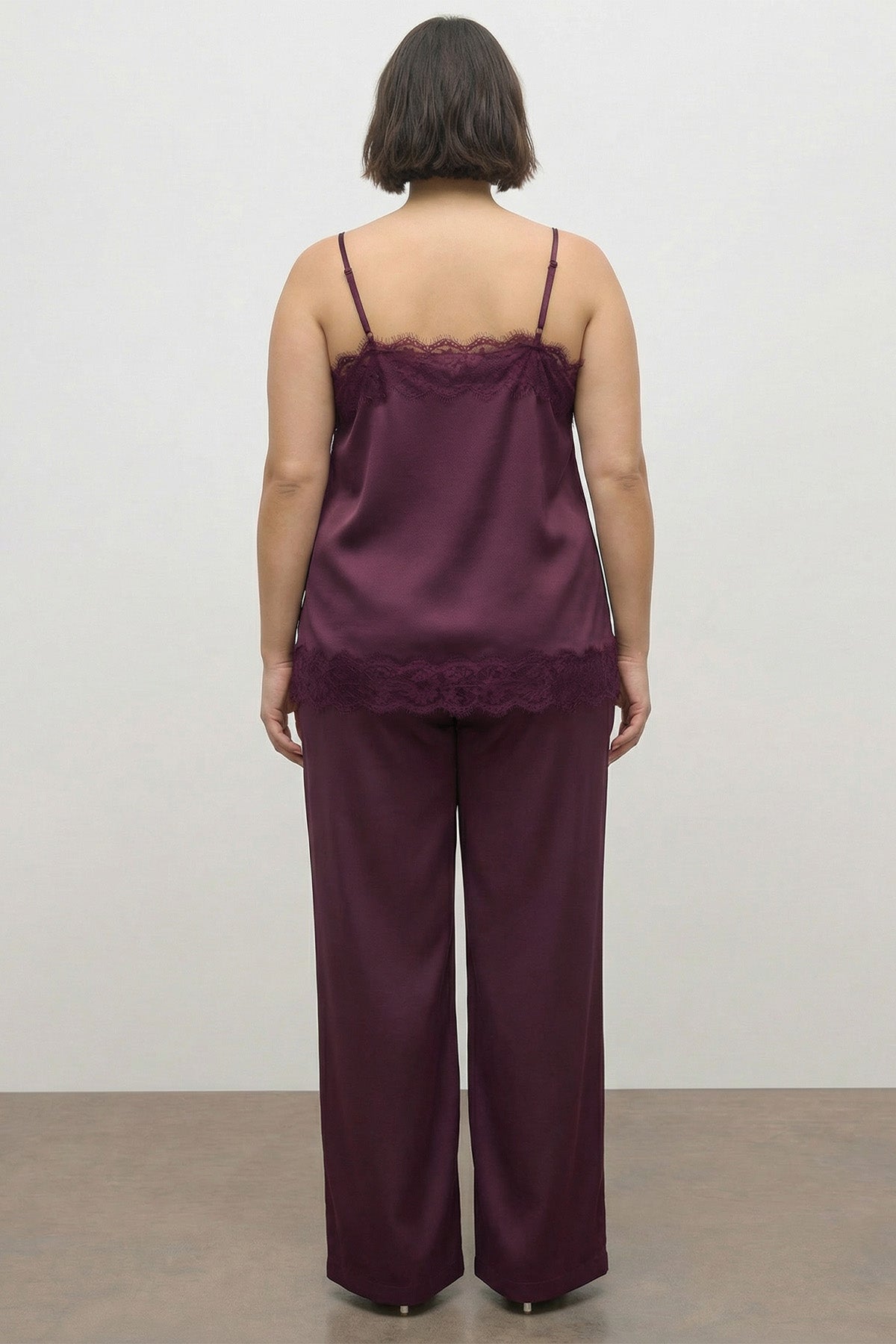 Dantel Detaylı İp Askılı Saten Bluz