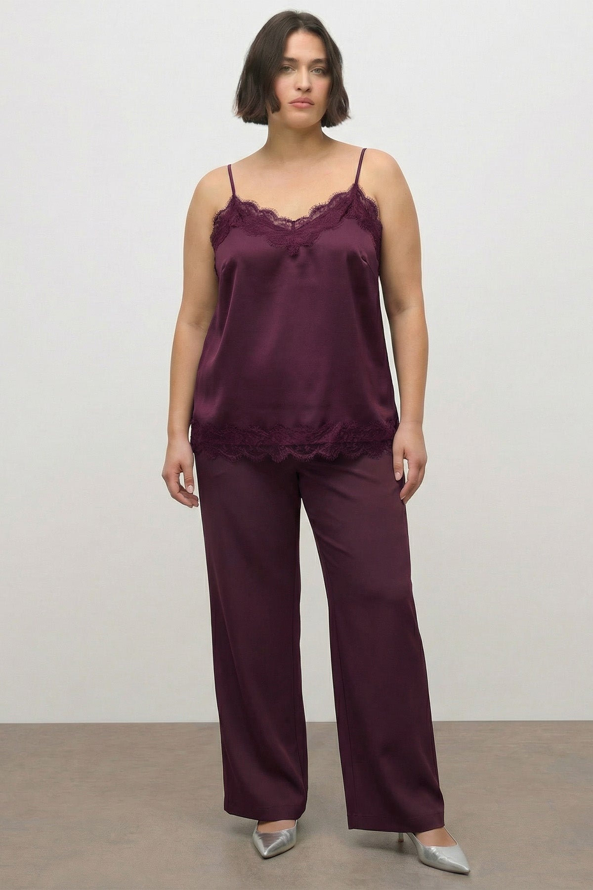 Dantel Detaylı İp Askılı Saten Bluz