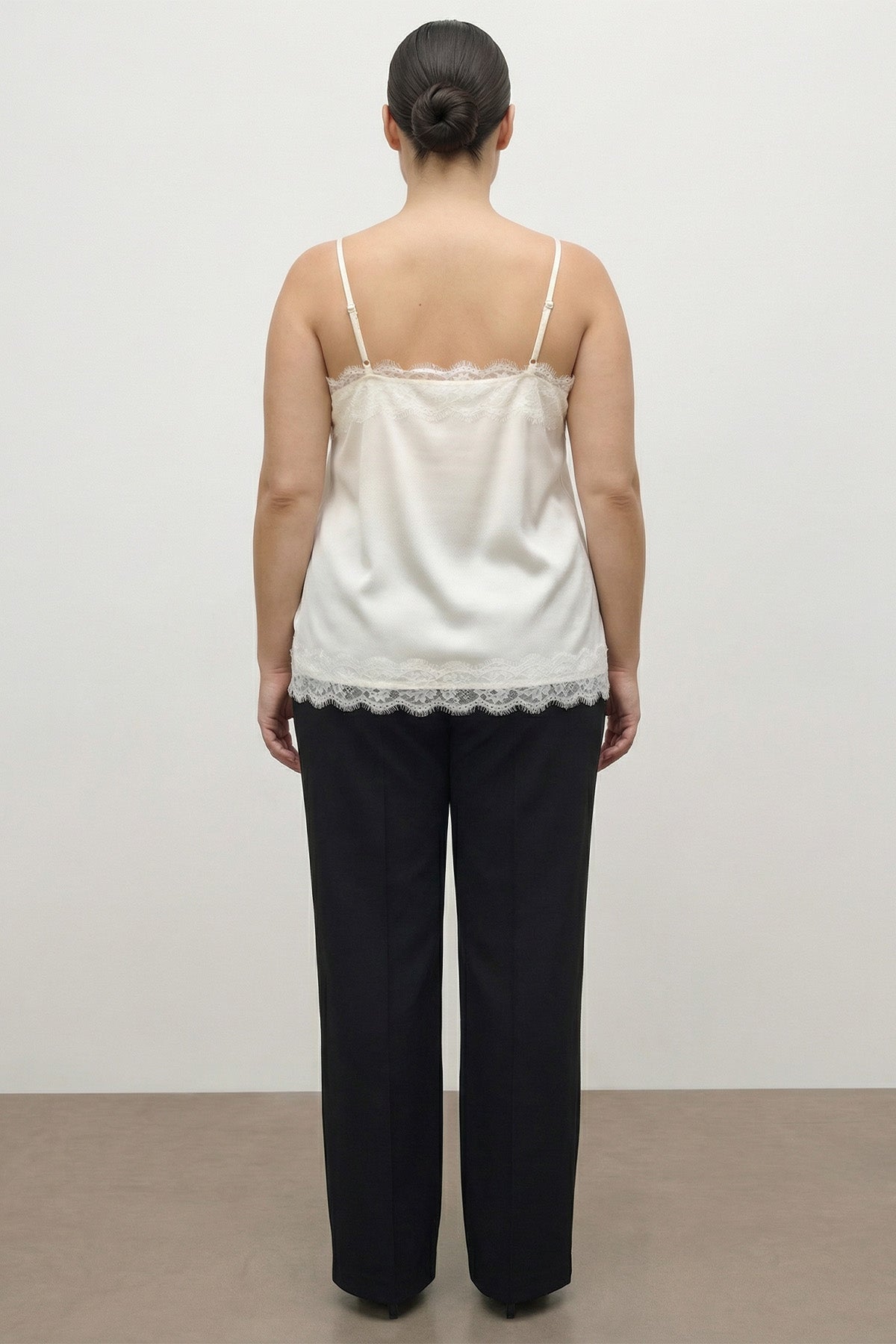 Dantel Detaylı İp Askılı Saten Bluz