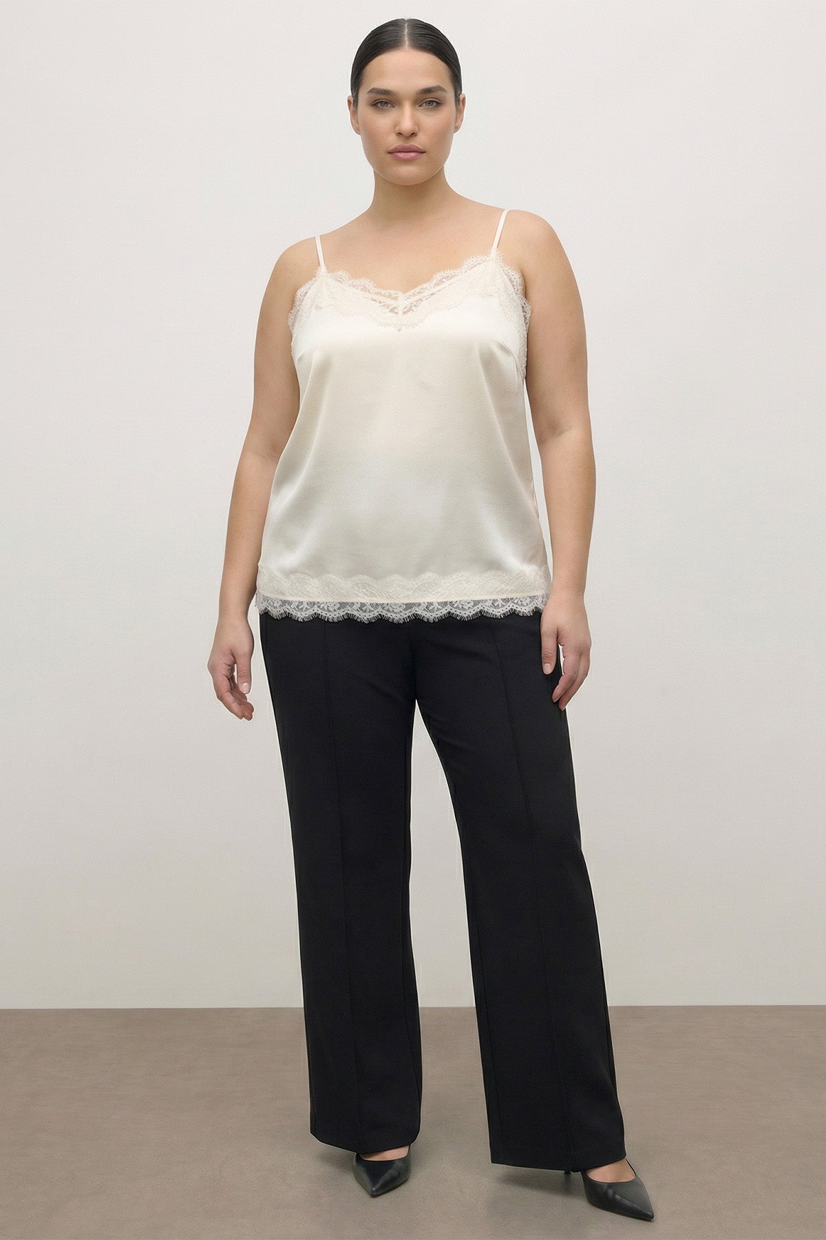 Dantel Detaylı İp Askılı Saten Bluz