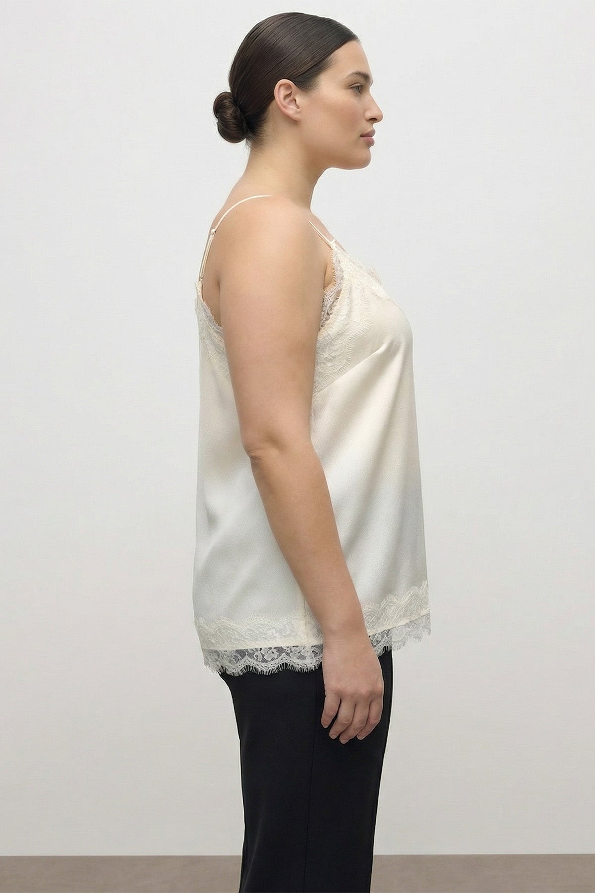 Dantel Detaylı İp Askılı Saten Bluz