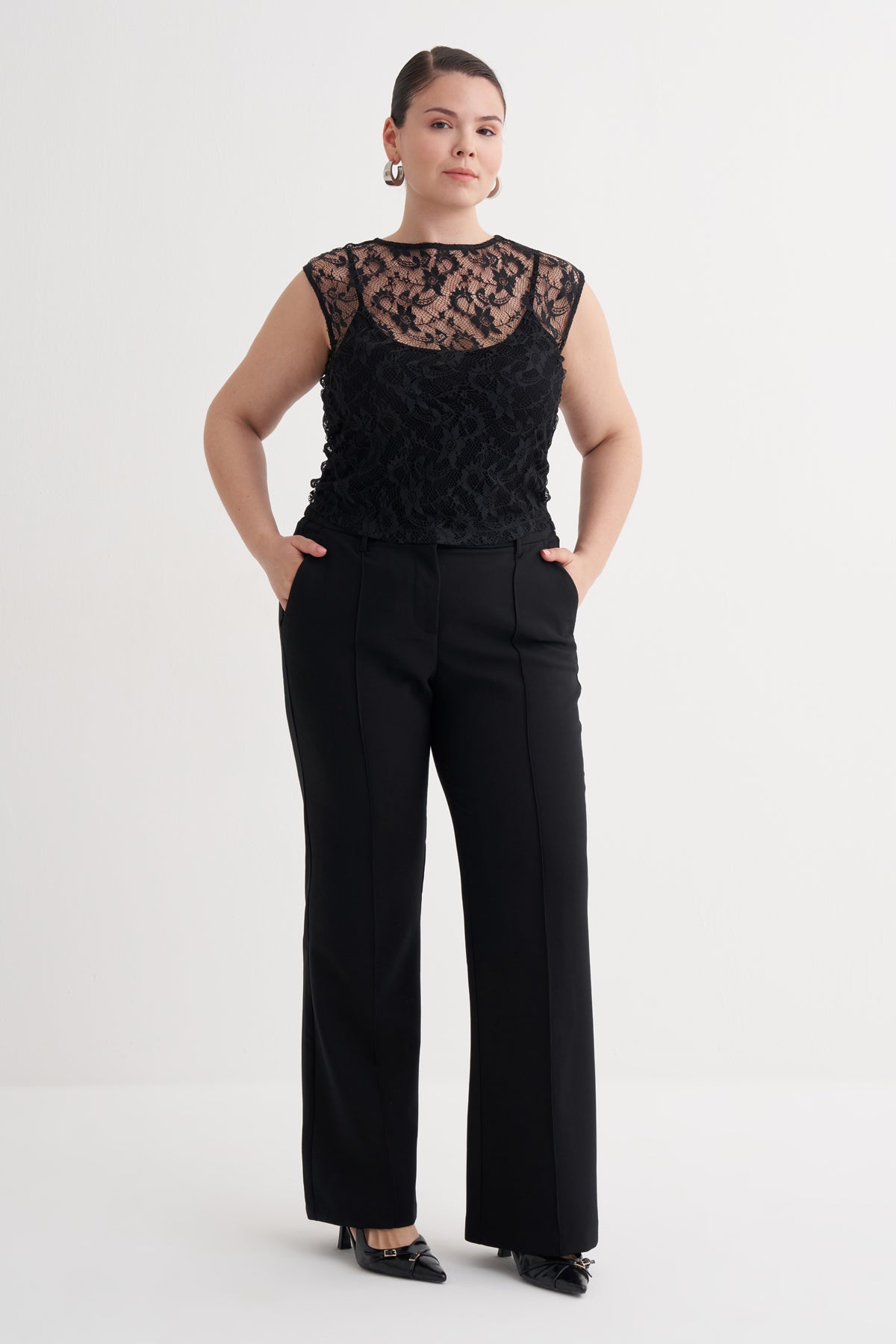 Dantel Detaylı Siyah Bluz